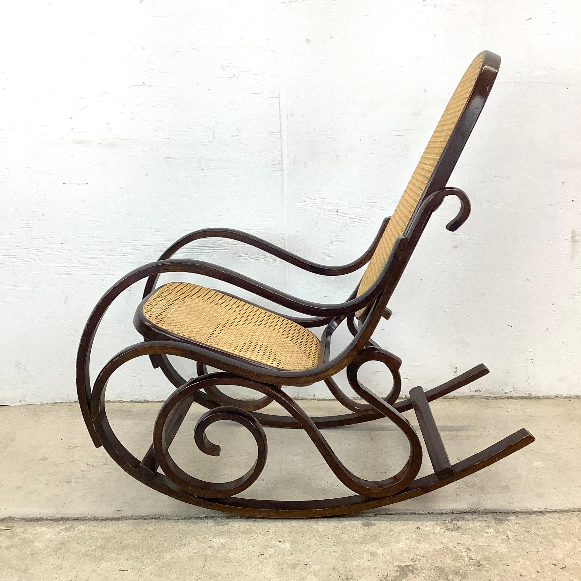 Chaise à bascule vintage en bois cintré d'après Michael Thonet en vente 1