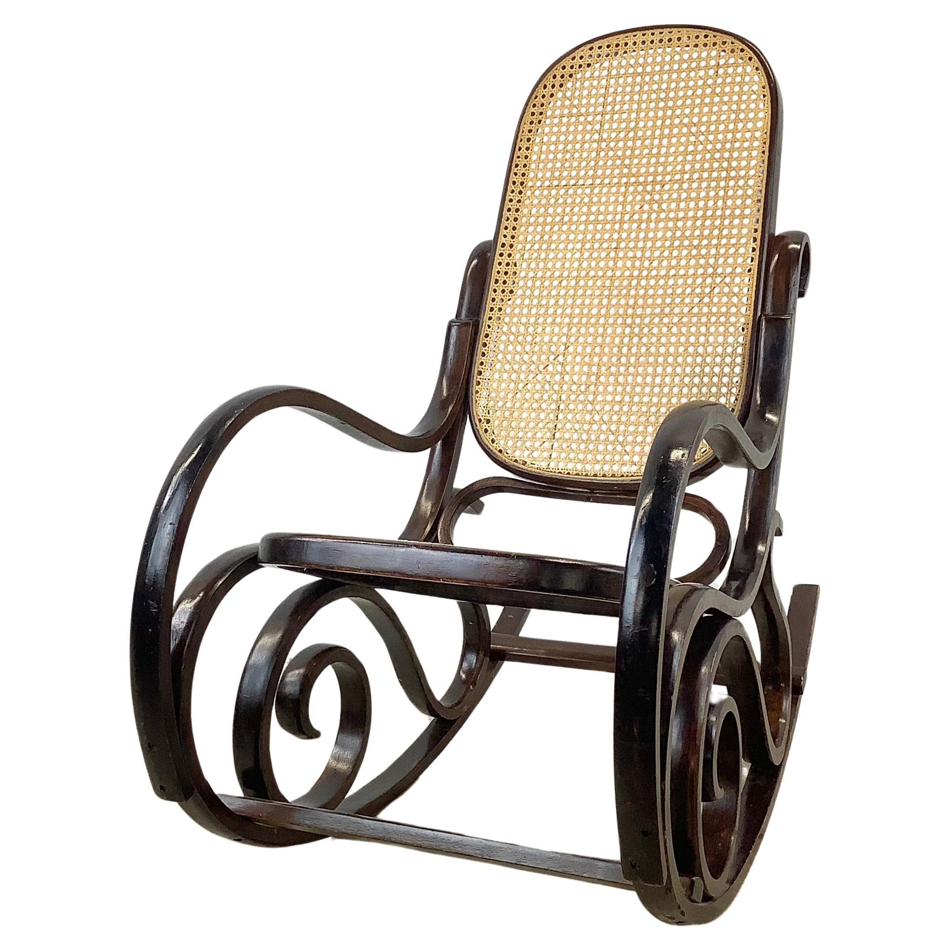 Chaise à bascule vintage en bois cintré d'après Michael Thonet en vente