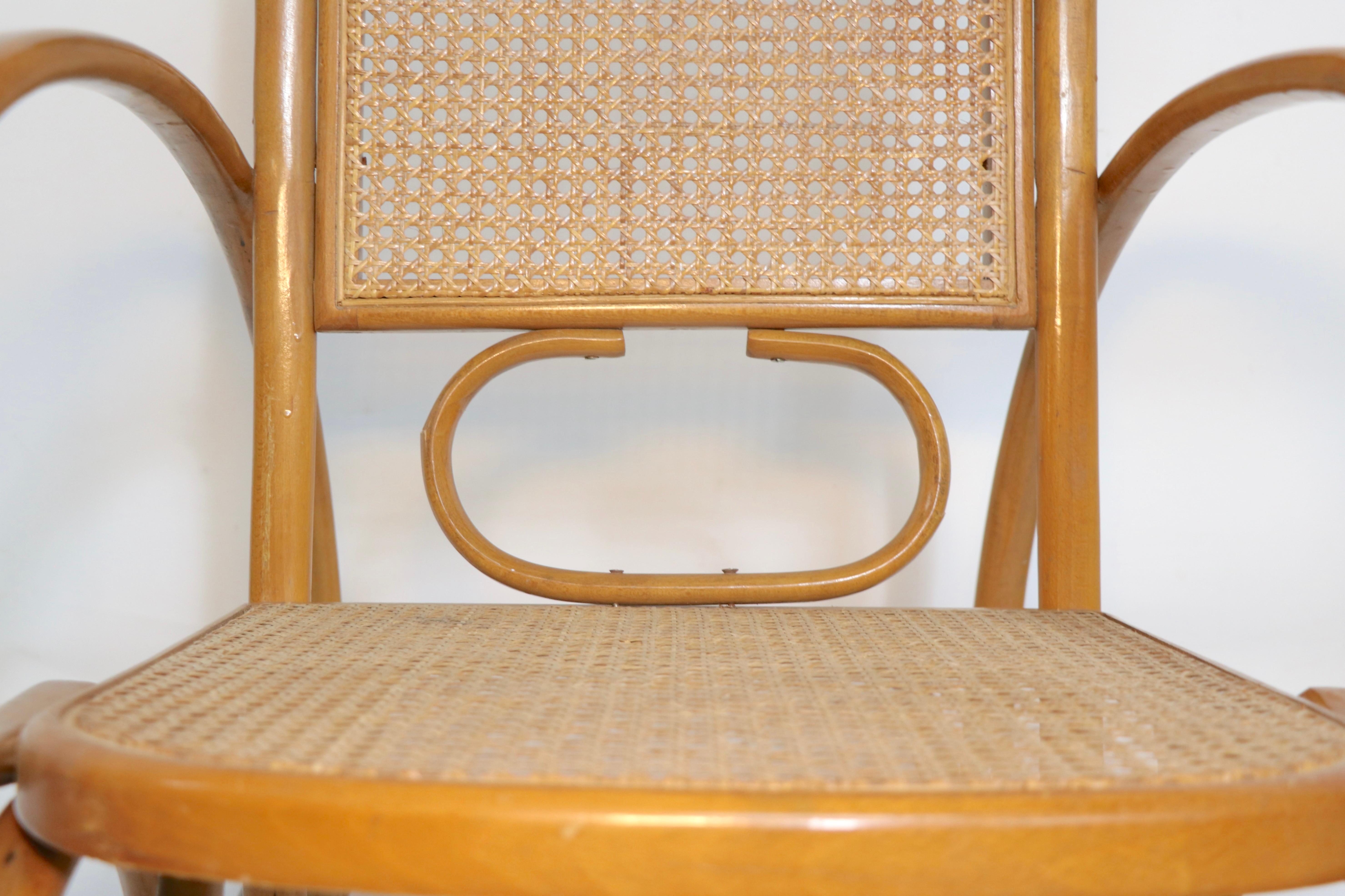 Chaise à bascule vintage en bois cintré attribuée à Thonet en vente 4