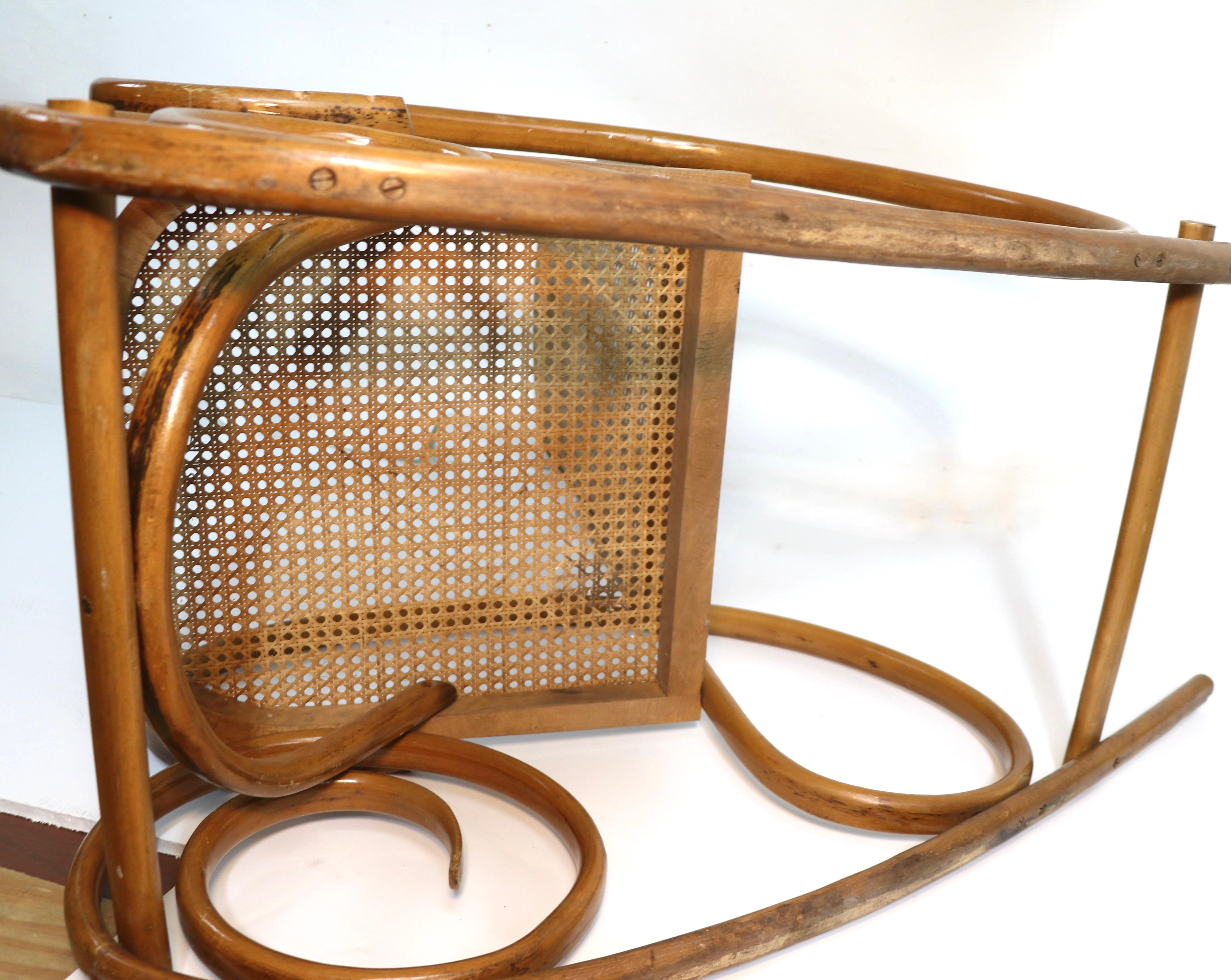 Chaise à bascule vintage en bois cintré attribuée à Thonet en vente 6