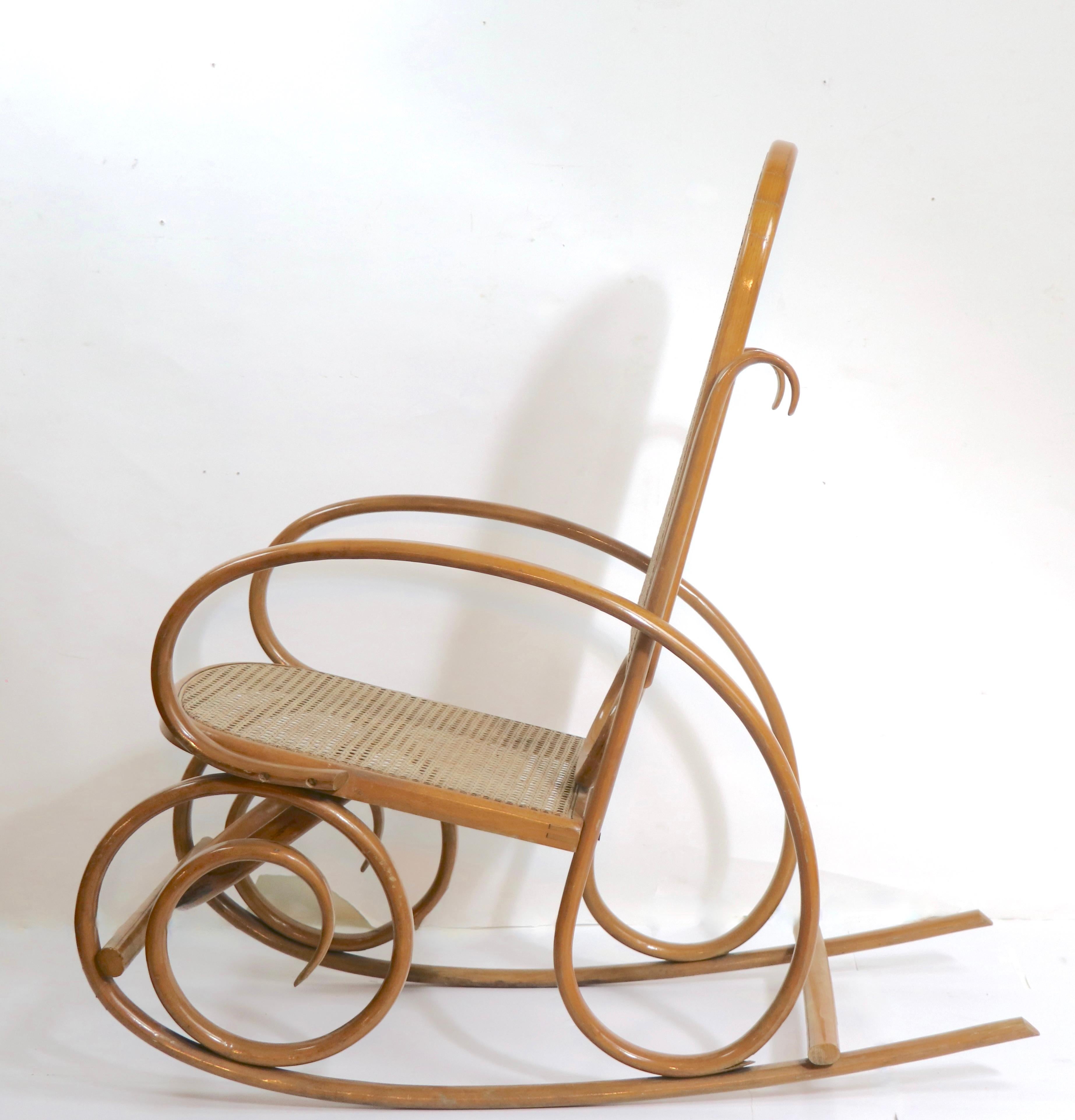 Sécession viennoise Chaise à bascule vintage en bois cintré attribuée à Thonet en vente