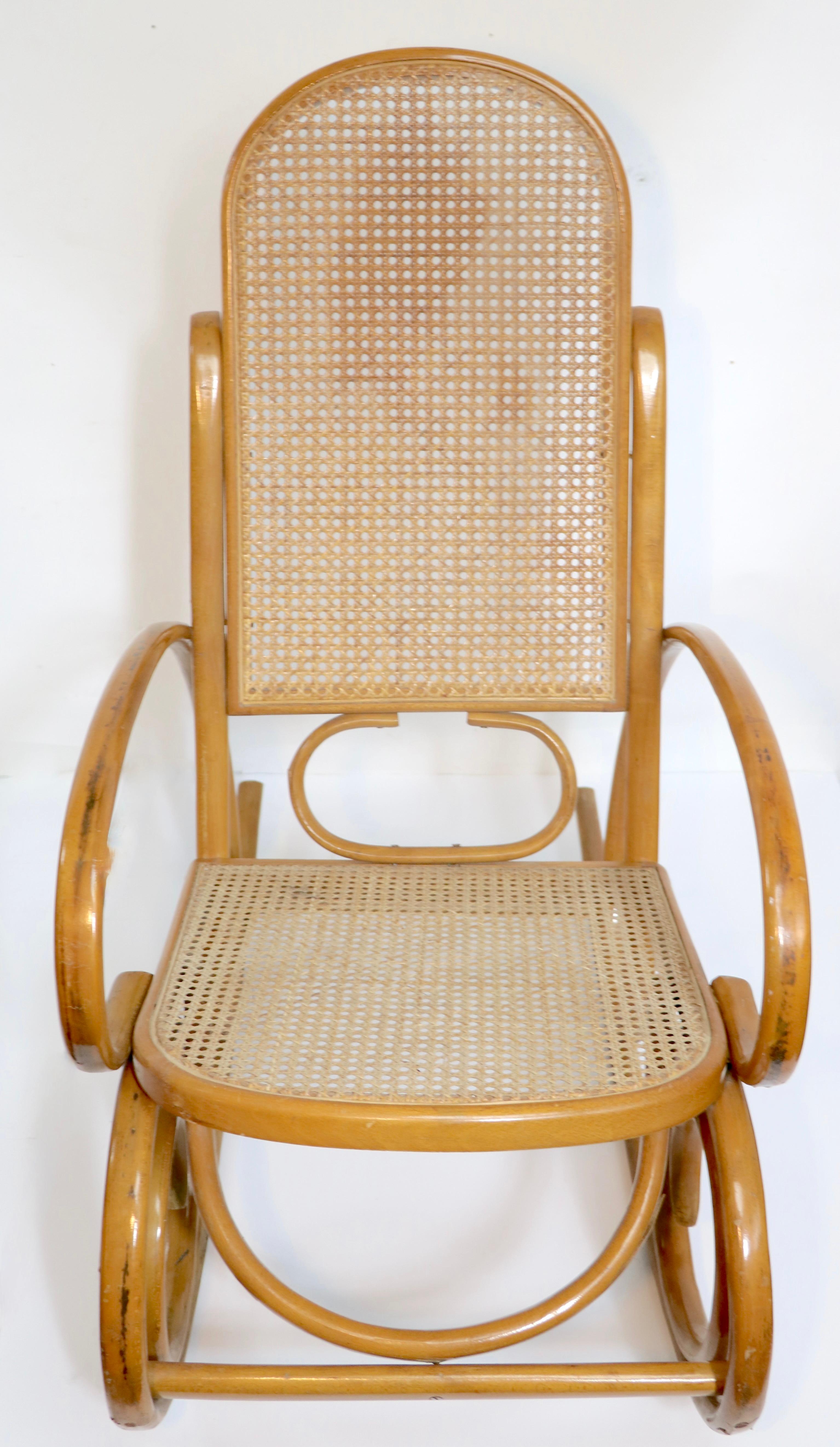 Américain Chaise à bascule vintage en bois cintré attribuée à Thonet en vente