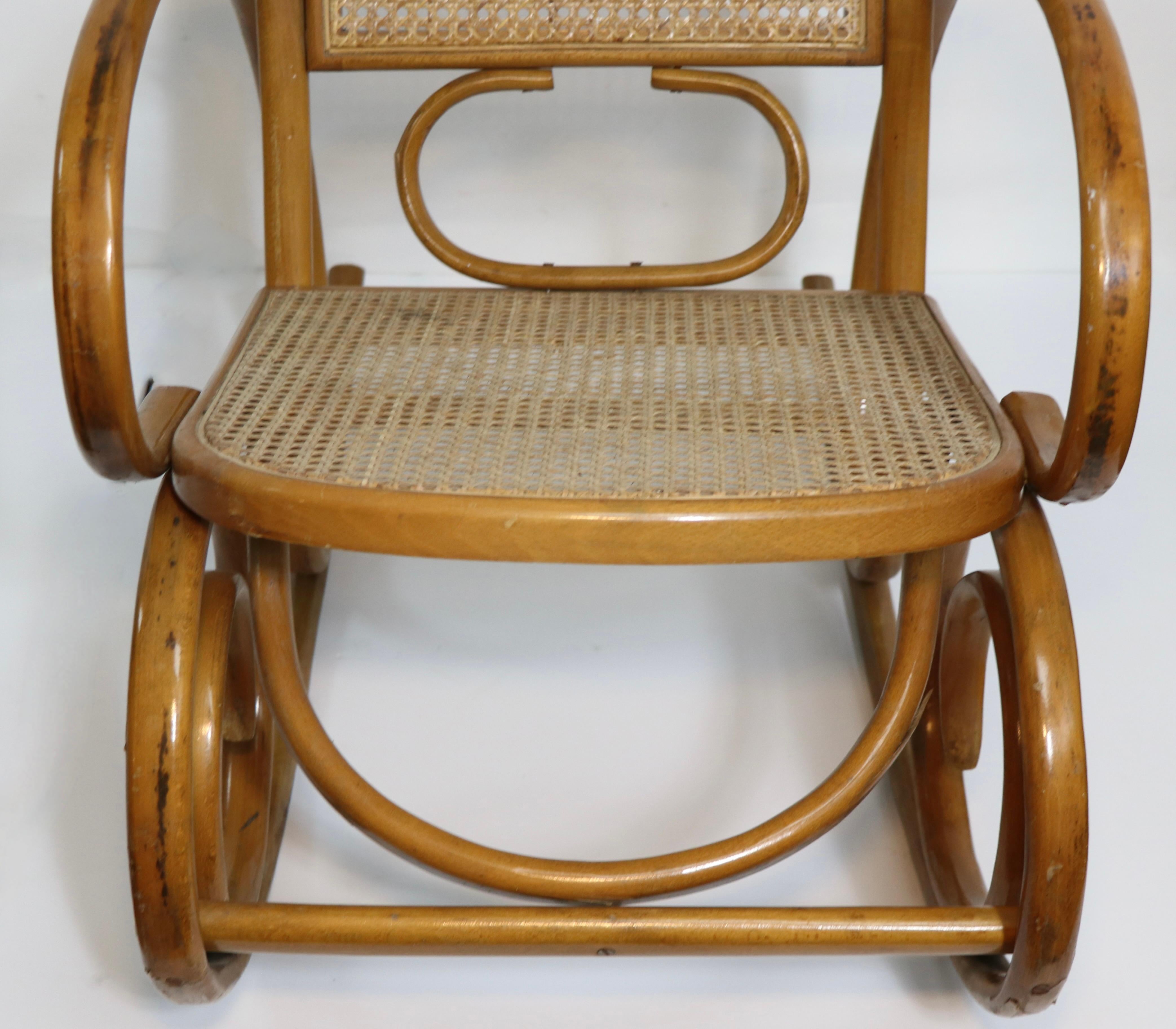 Rocking Chair aus Bugholz im Vintage-Stil, Thonet zugeschrieben im Zustand „Gut“ im Angebot in New York, NY