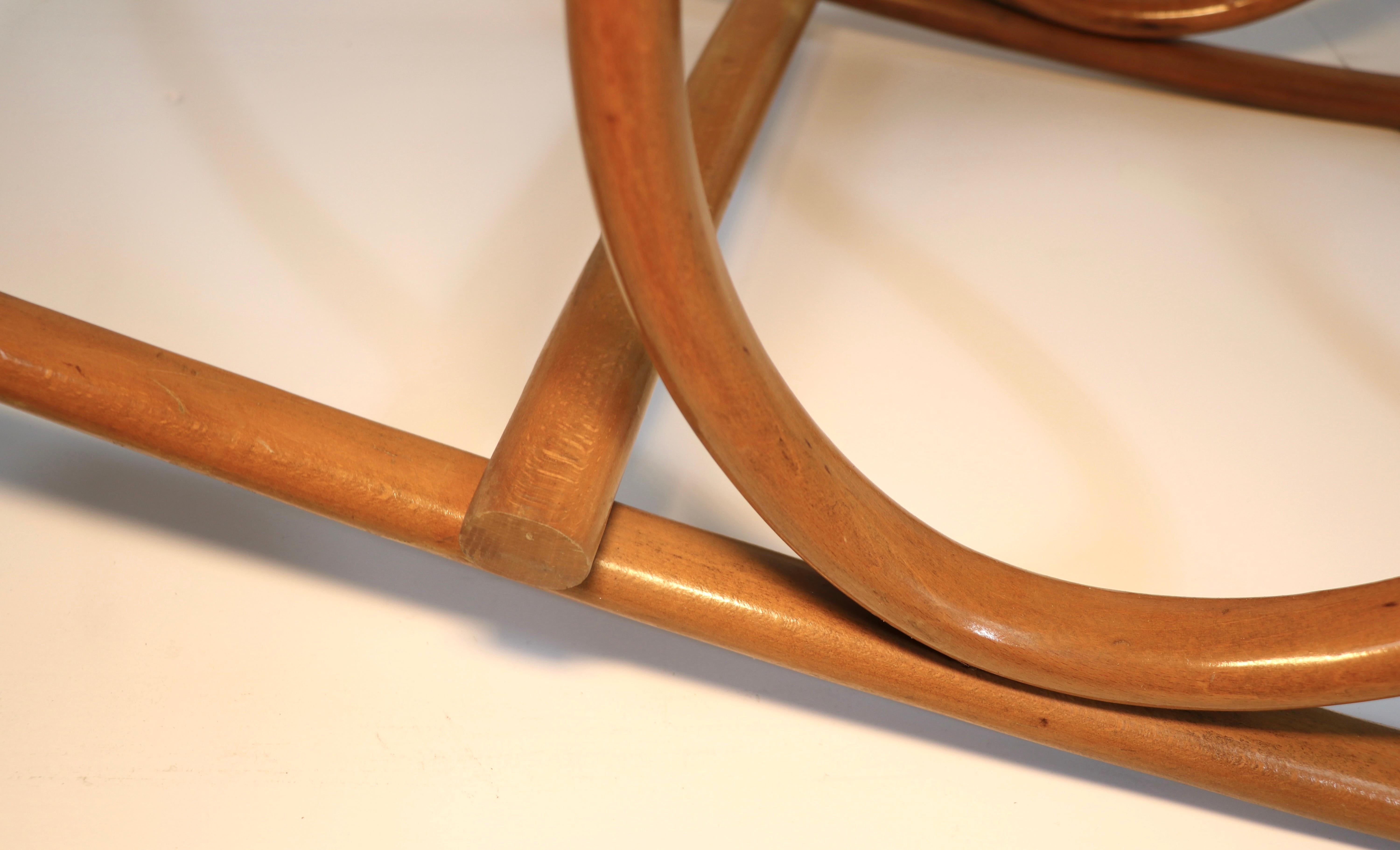 20ième siècle Chaise à bascule vintage en bois cintré attribuée à Thonet en vente