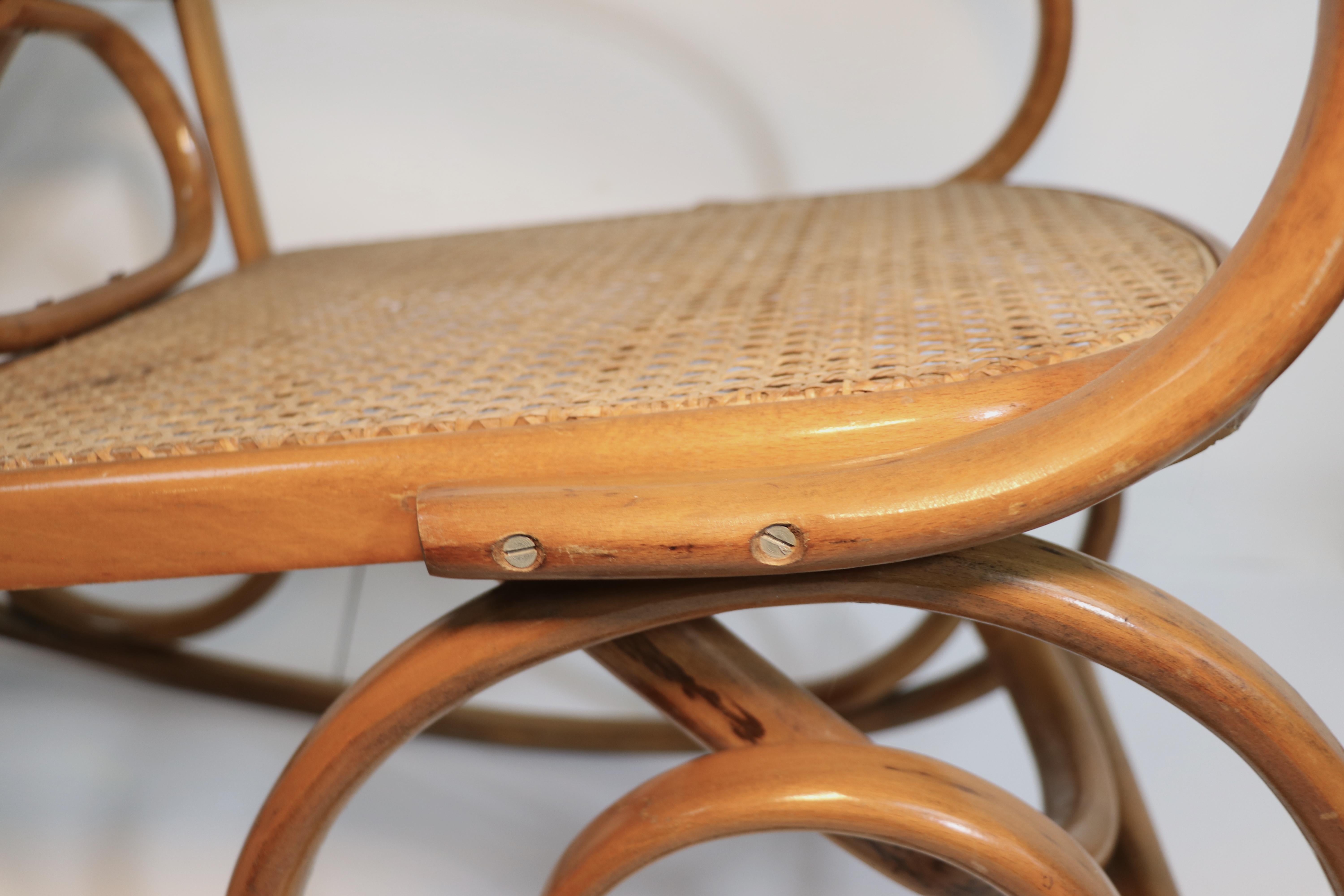 Canne Chaise à bascule vintage en bois cintré attribuée à Thonet en vente