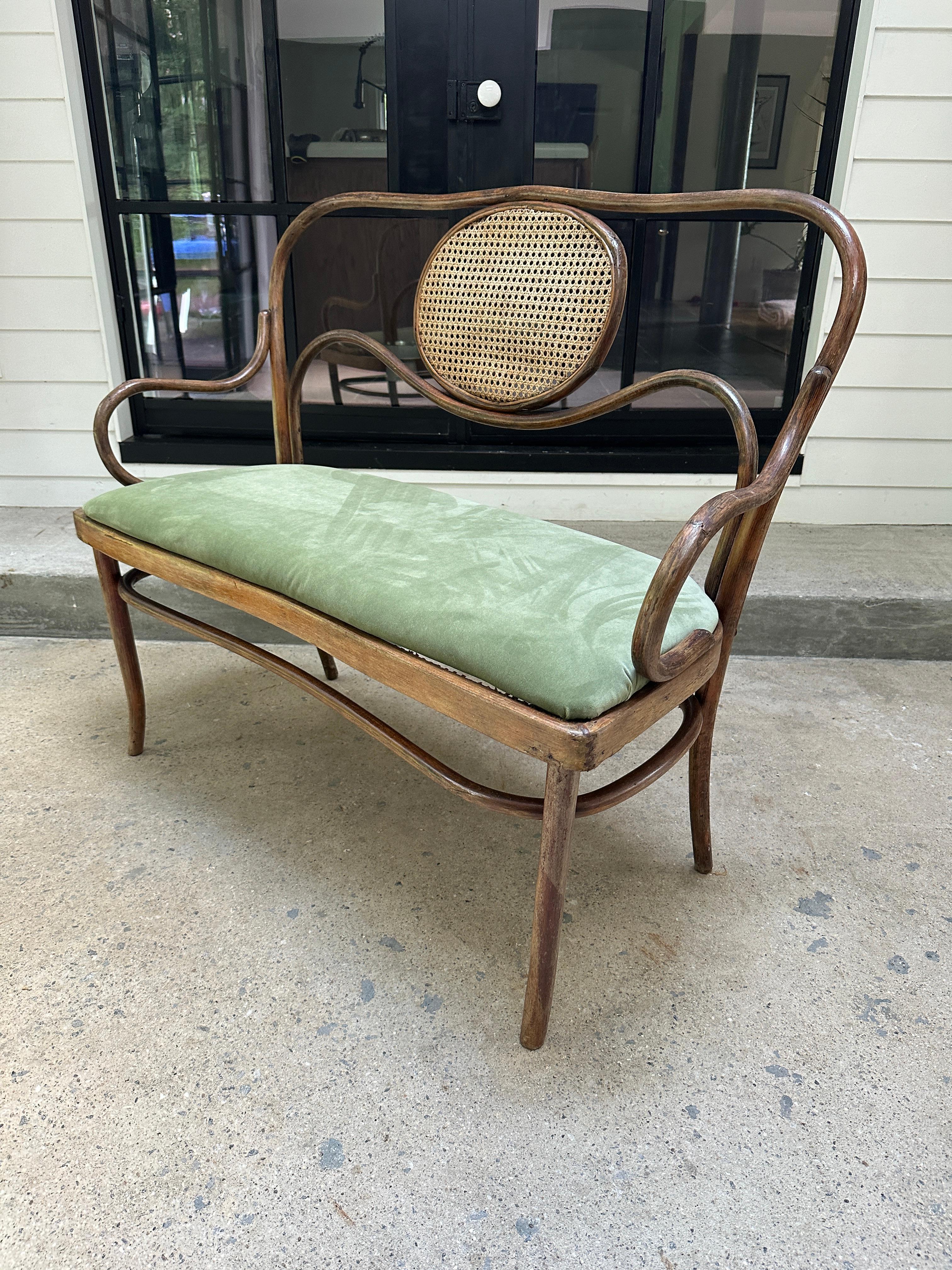 Mid-20th Century Vintage bentwood settee bench in the style of Thonet. Circa 1940s