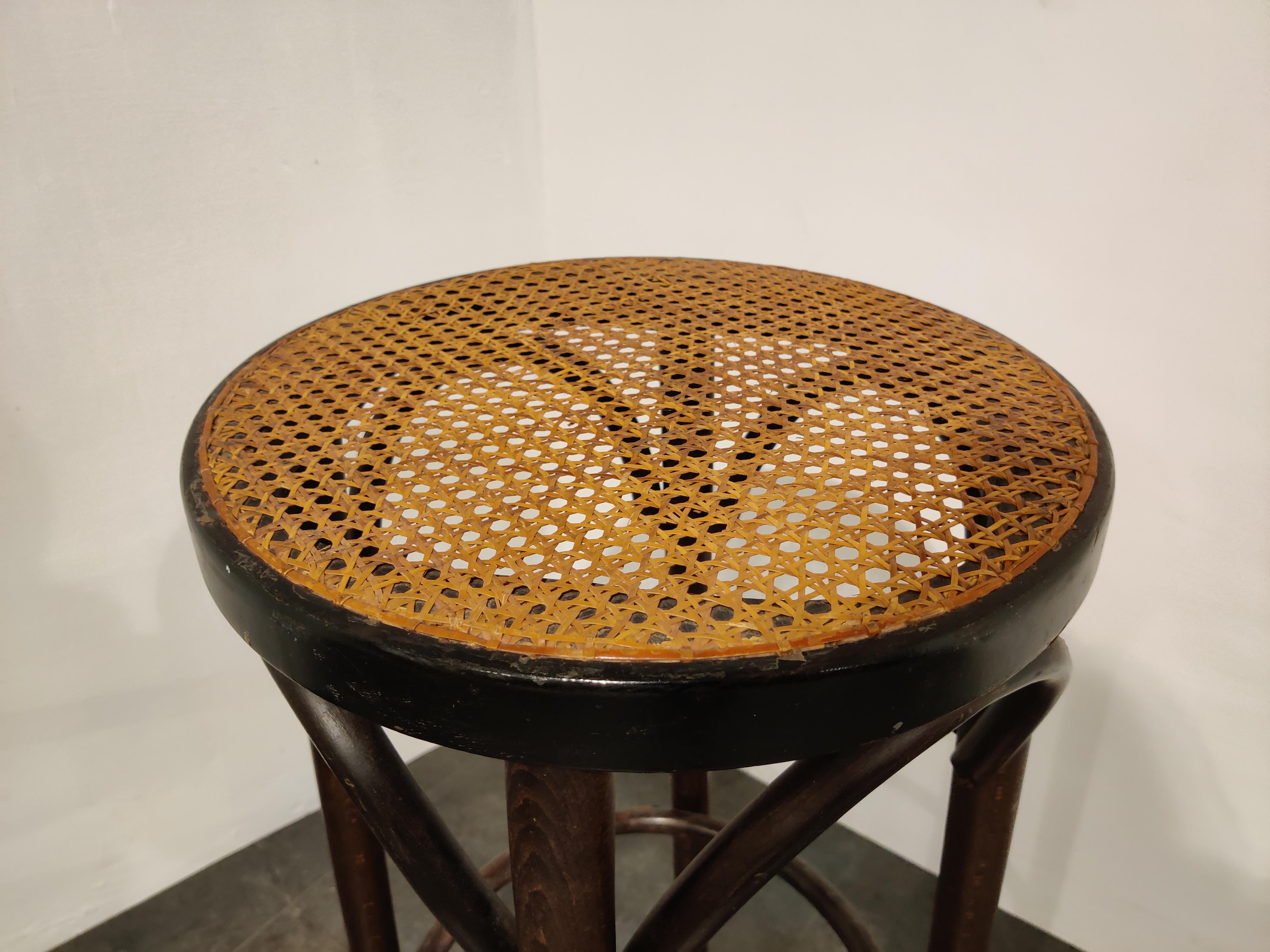 Vintage rattan and bentwood Thonet style stool.

Good condition.

1950s, Romania

Good condition

Dimensions:
Height 75cm/29.52