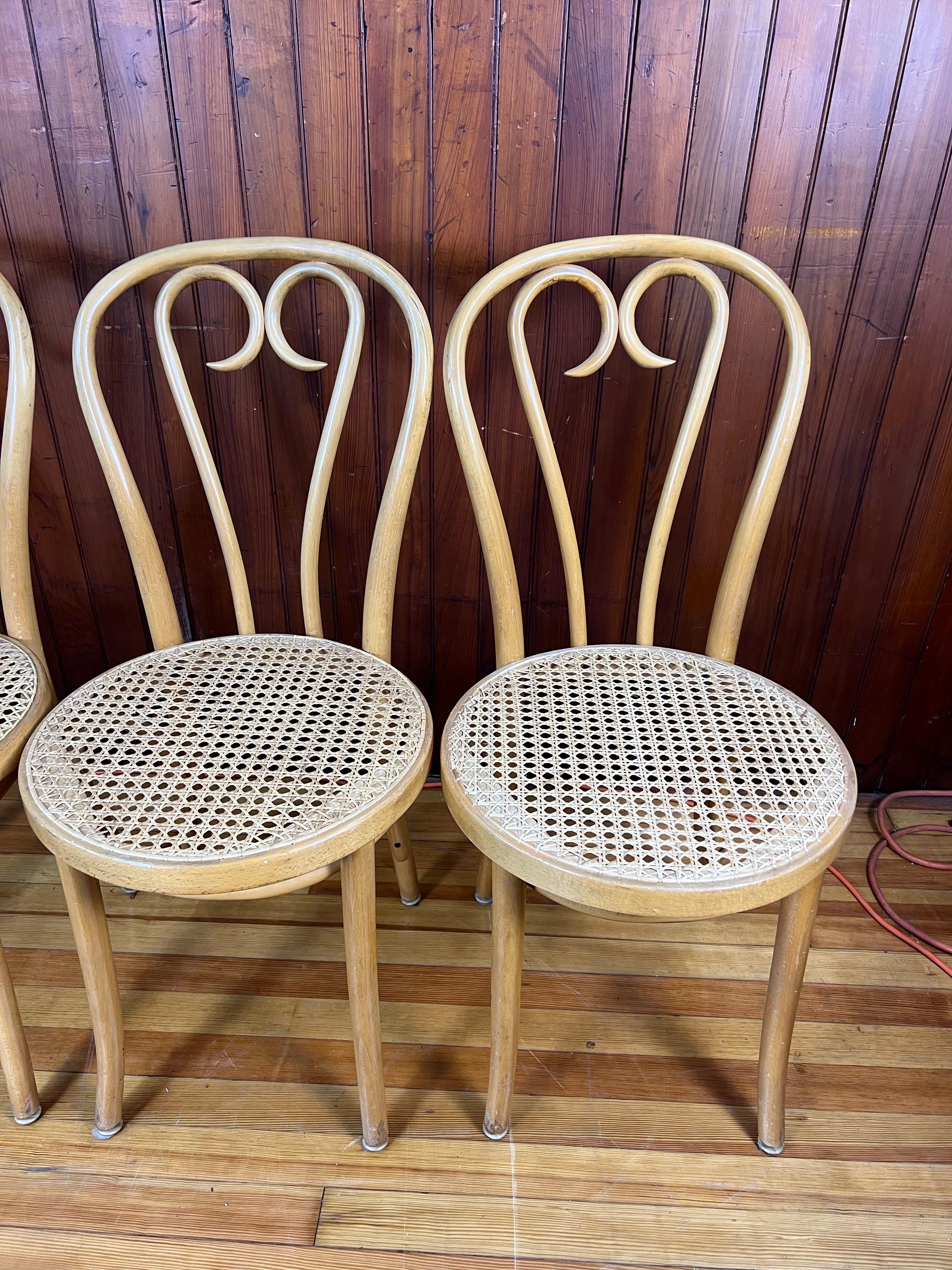 Sedie da caffè in stile Thonet in legno di borgogna d'epoca - Set di 4 sedie in vendita 4