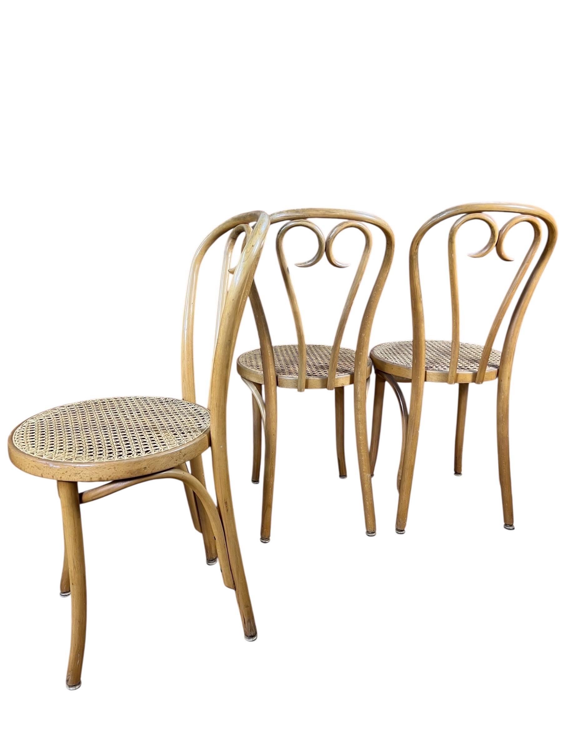 Sconosciuto Sedie da caffè in stile Thonet in legno di borgogna d'epoca - Set di 4 sedie in vendita