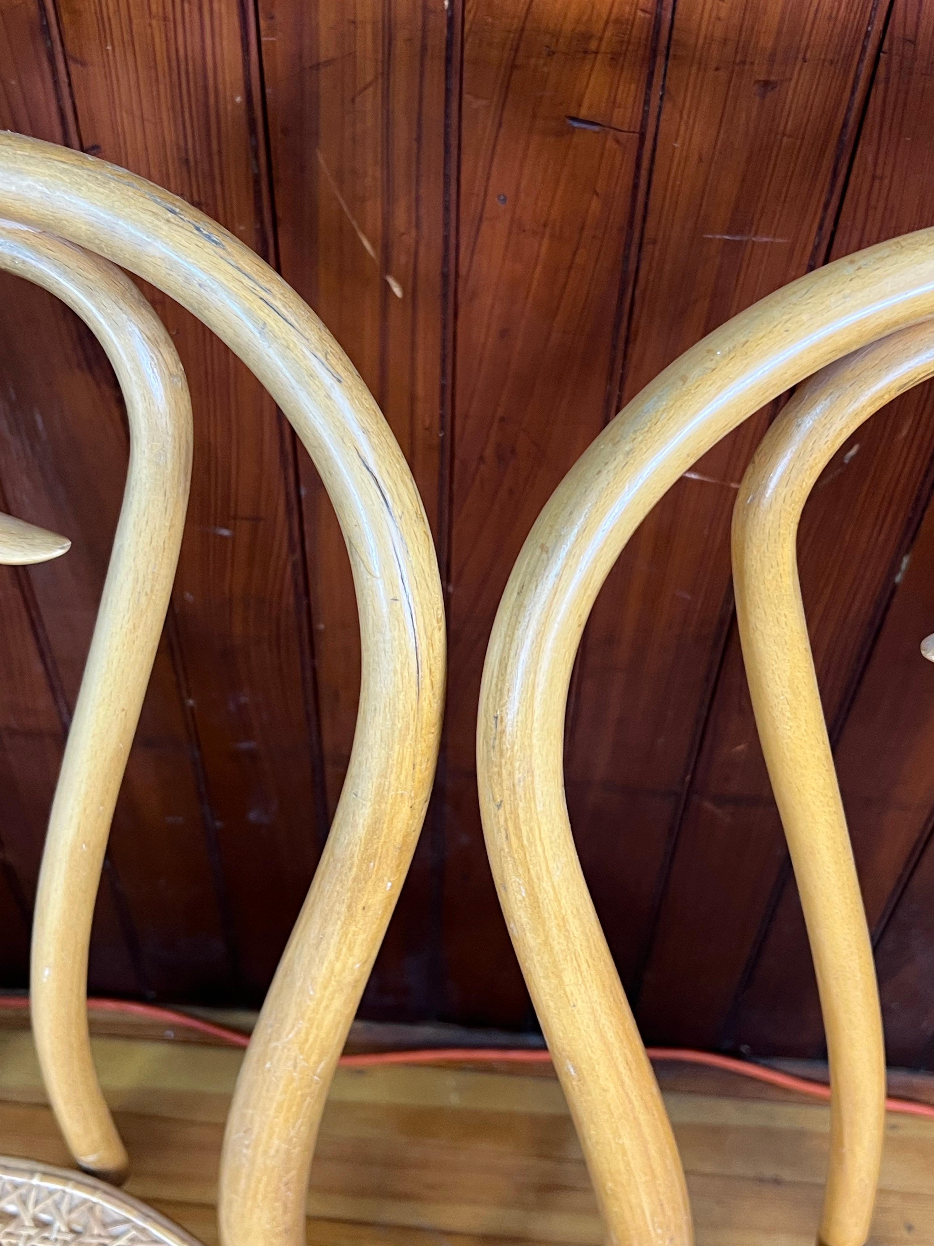 Sedie da caffè in stile Thonet in legno di borgogna d'epoca - Set di 4 sedie in vendita 1