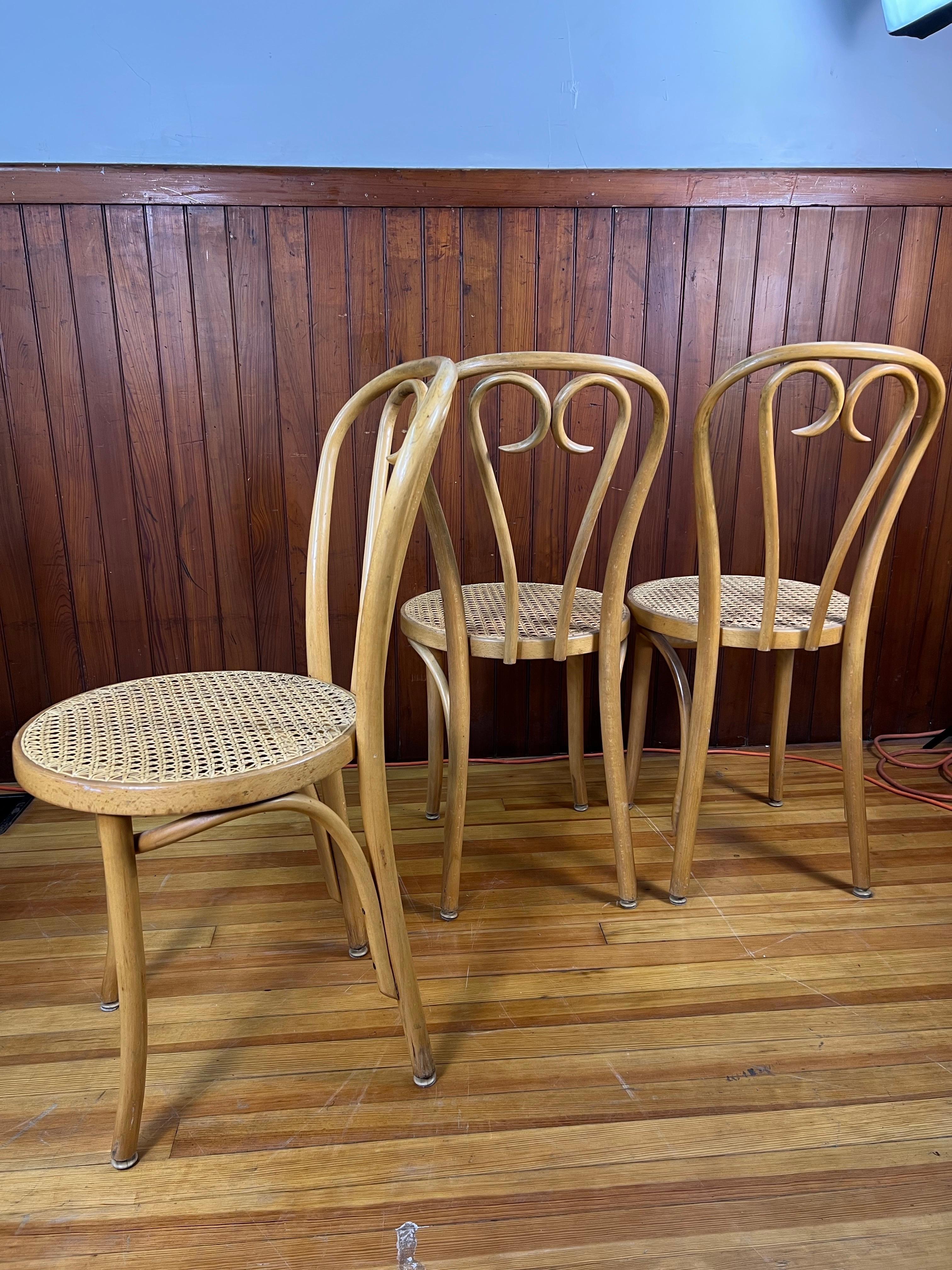Sedie da caffè in stile Thonet in legno di borgogna d'epoca - Set di 4 sedie in vendita 2