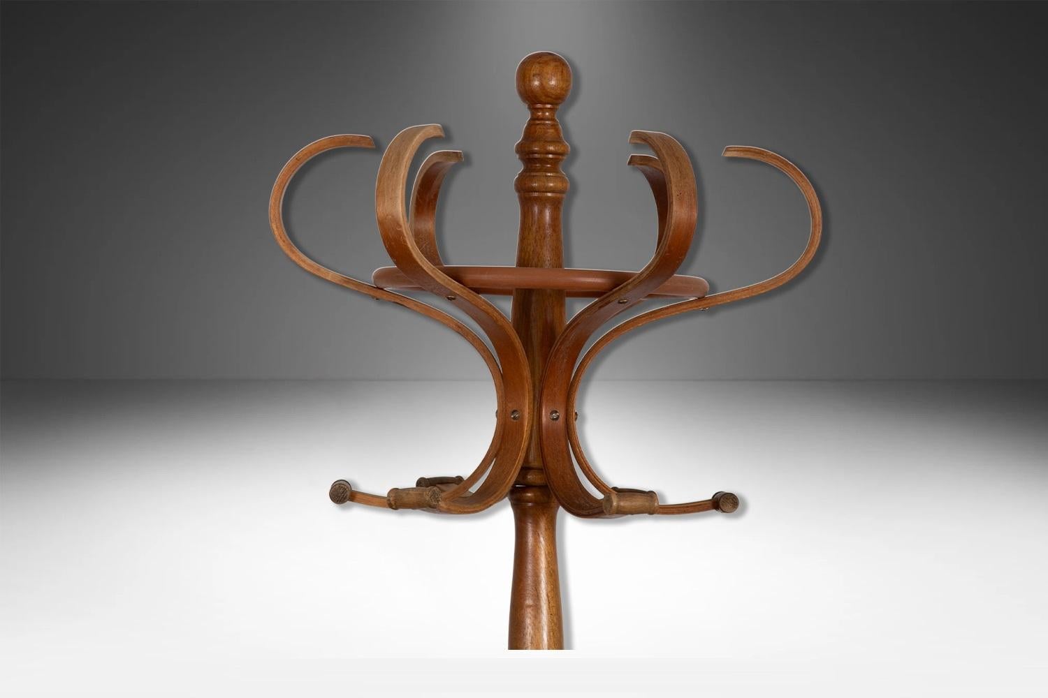 A beautiful vintage Thonet style bentwood hall tree, coat/hat stand. The bentwood body of this stand is well designed and thoughtfully crafted. Features a molded top which turns, with six 