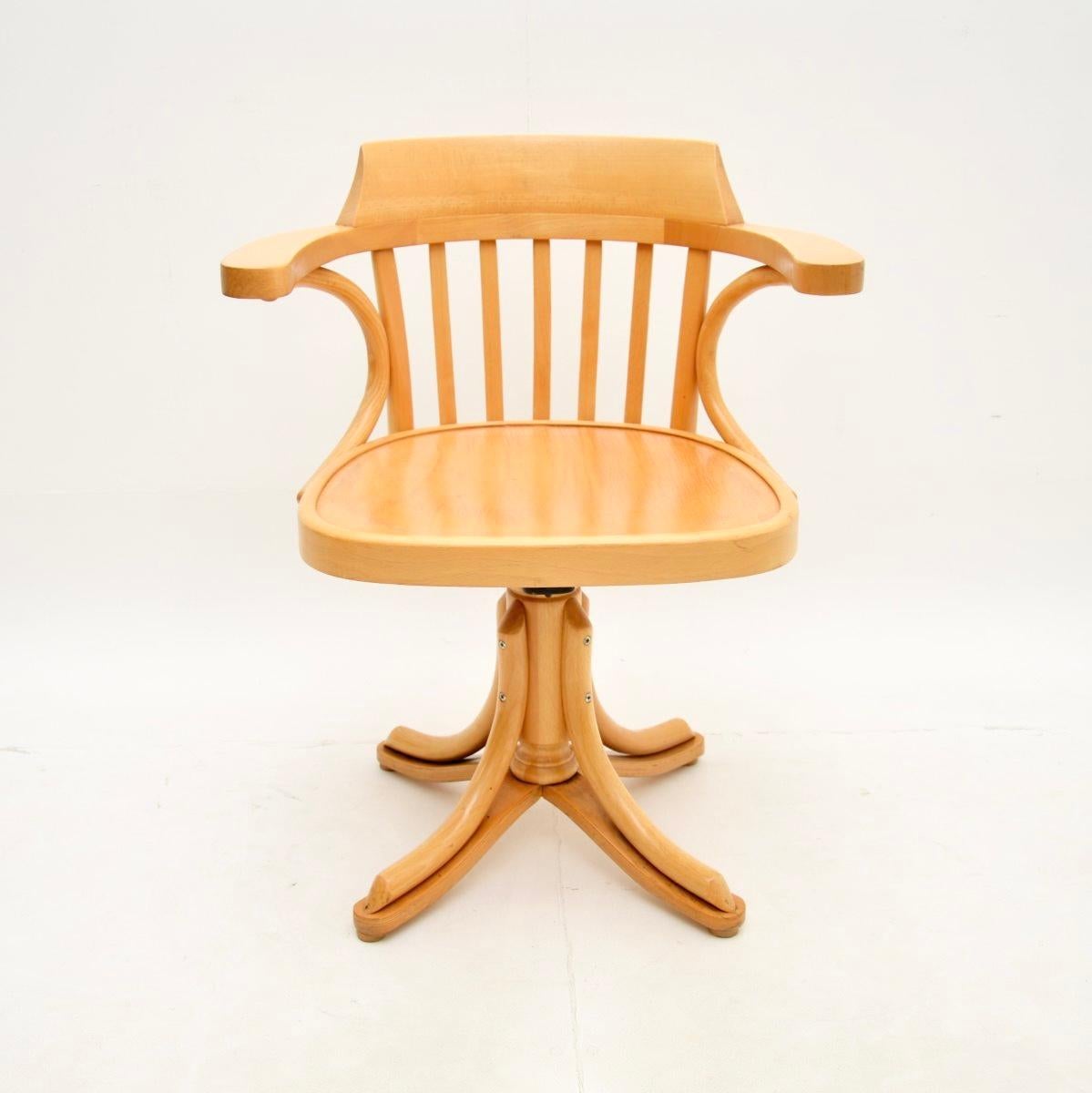 Un'elegante e ben realizzata sedia da scrivania girevole Thonet in legno curvato vintage di Radomsko. Questo modello è stato prodotto in Polonia e risale agli anni '60 circa.

Lo stabilimento di Radomsko, in Polonia, si trova nell'ex fabbrica di
