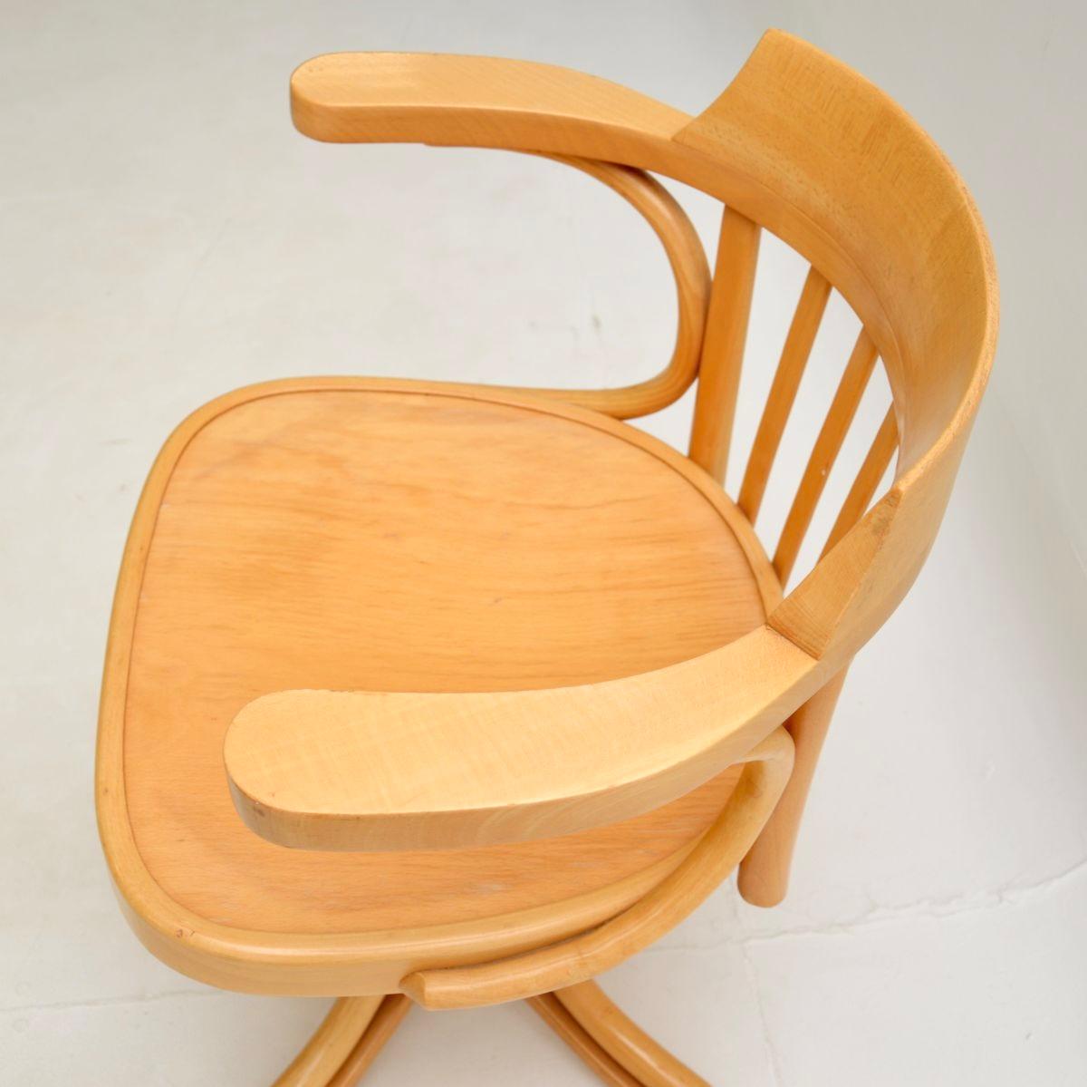 Sedia da scrivania girevole Thonet in legno di Bentwood vintage di Radomsko In condizioni buone in vendita a London, GB
