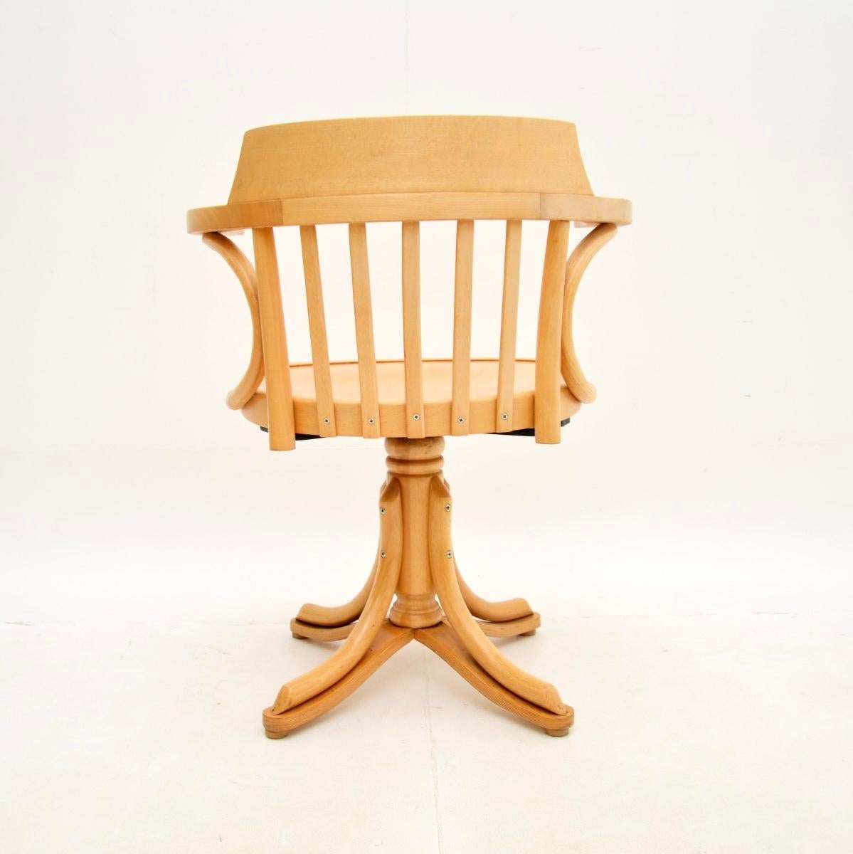 Metà XX secolo Sedia da scrivania girevole Thonet in legno di Bentwood vintage di Radomsko in vendita