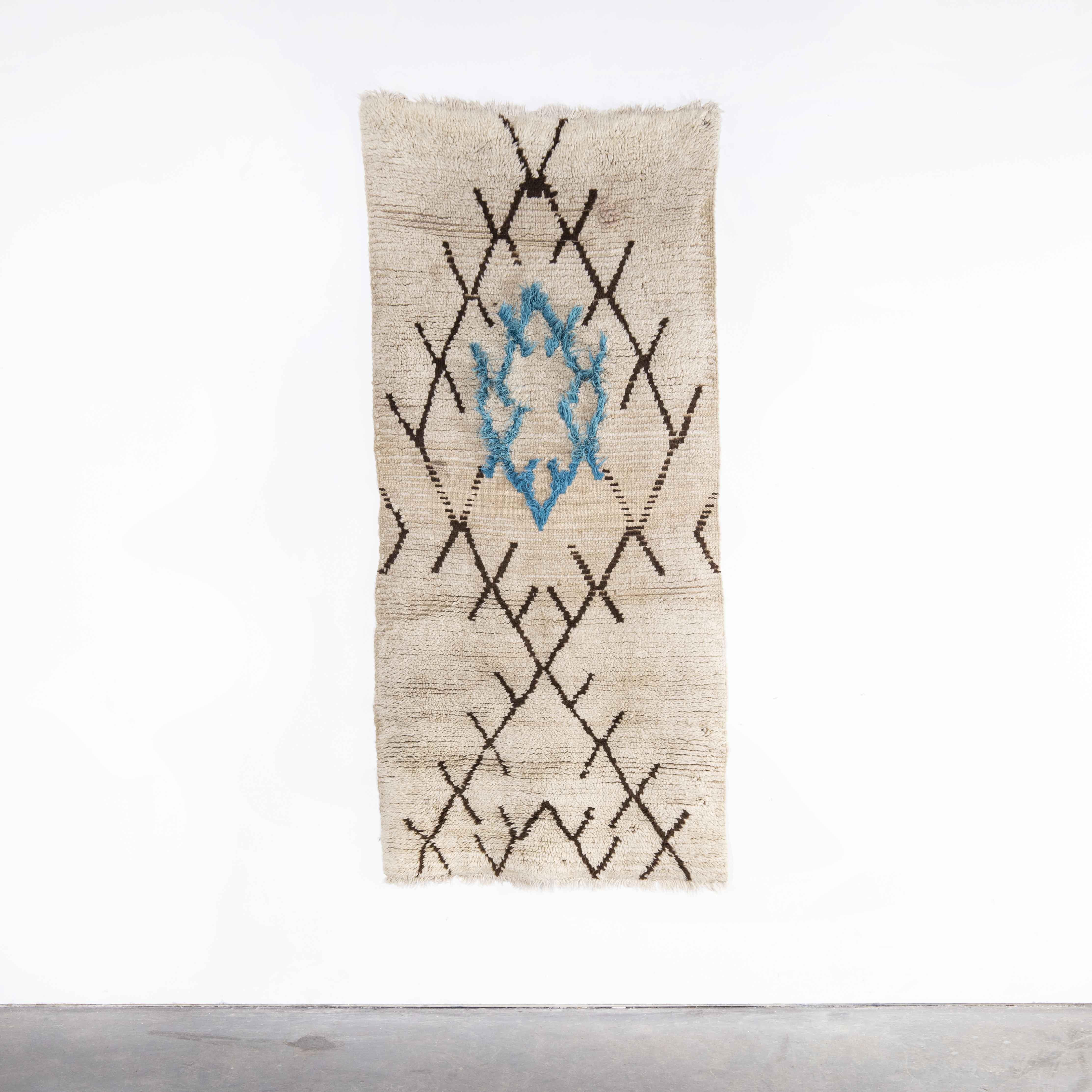 Vintage Berber Azilal Monochromatische Diamant-Grafik Teppich
Vintage Berber Azilal Monochromatic Diamond Graphic Rug. Azilal-Teppiche sind die üppigsten und farbenfrohesten Berber-Teppiche. Diamantene Formen und starke Linien spielen eine große