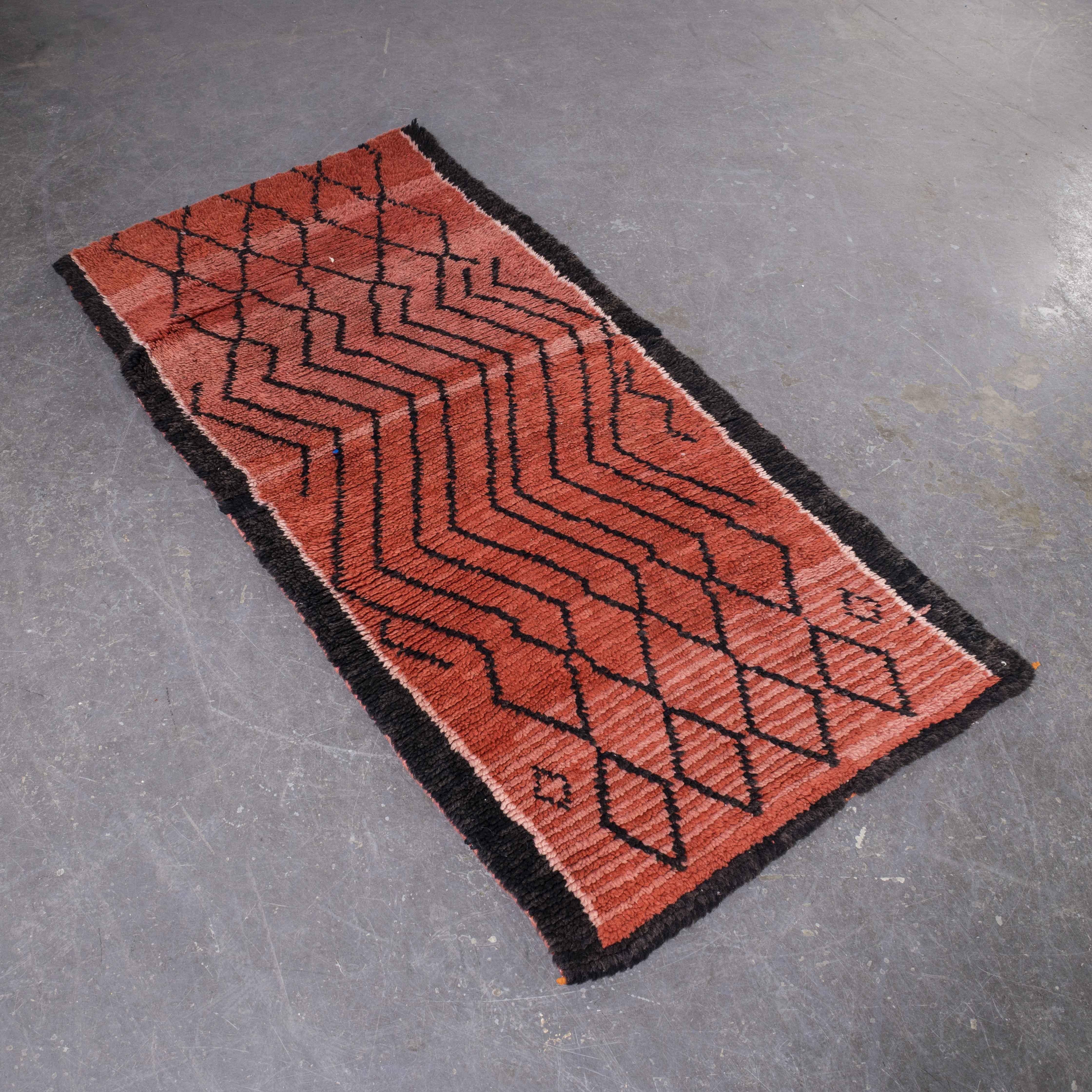 Vintage Berber Azilal Red Washed Diamond Pattern Graphic Rug (Baumwolle) im Angebot