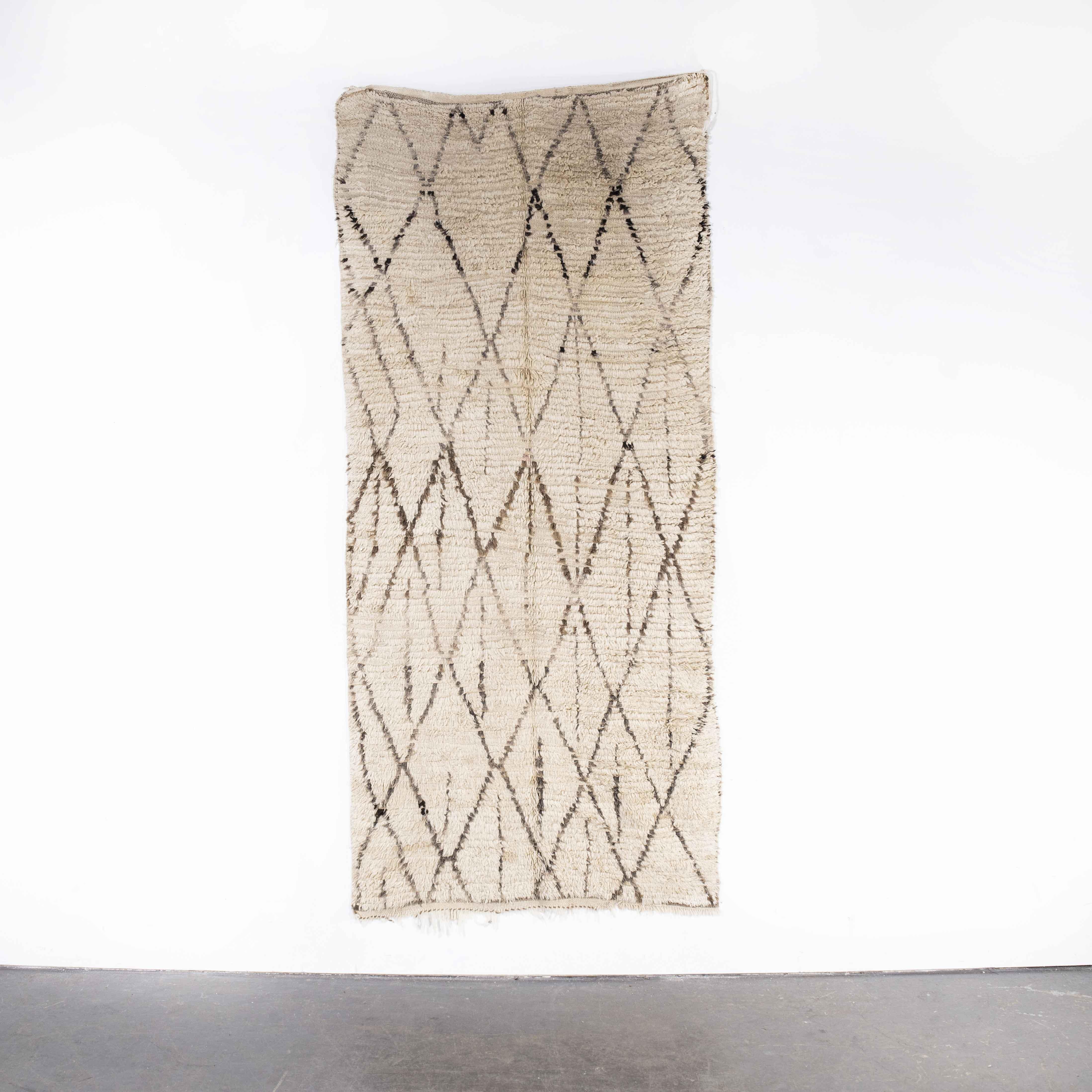 Vintage Berber Azilal rug – monochrome diamond wool
Vintage Berber Azilal rug – monochrome diamond wool. Azilal rugs are the most exuberant and colourful of Berber rugs, Diamonds shapes and strong lines play heavily into the design of Azilal rugs.