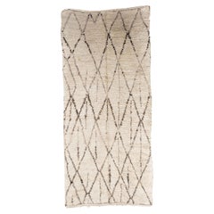 Vieux tapis berbère Azilal, laine diamantée monochrome
