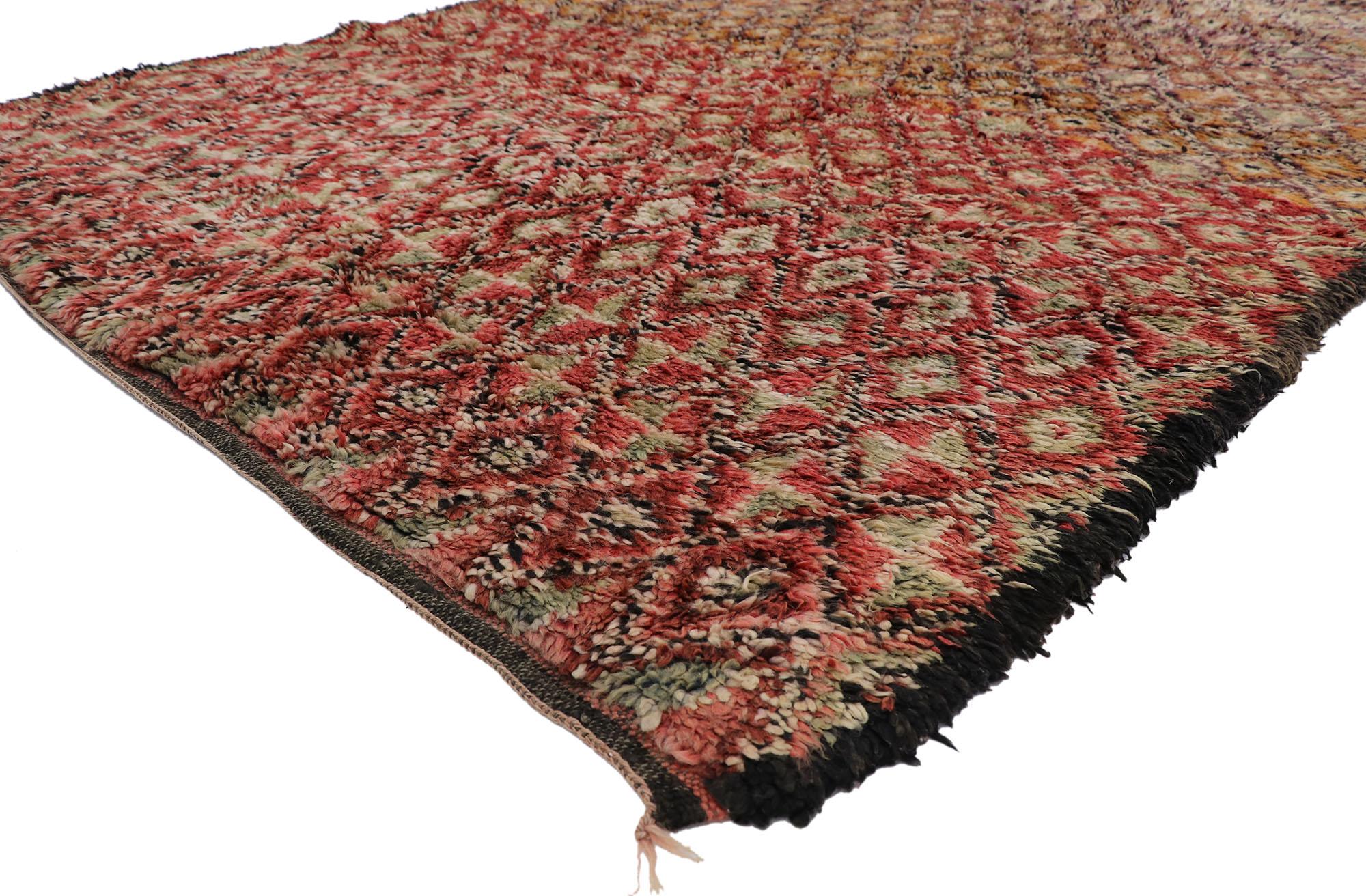 21225 Vintage Berber Beni M'Guild Marokkanischer Teppich 06'03 x 09'03. Dieser handgeknüpfte marokkanische Berberteppich Beni M'Guild aus Wolle ist warm und einladend, eine fesselnde Vision gewebter Schönheit. Das geschliffene Feld zeigt ein