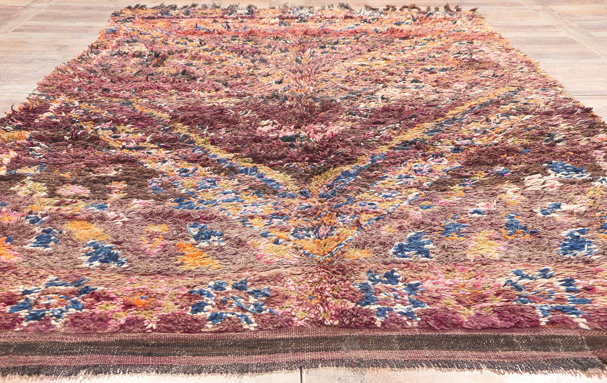 Marokkanischer Beni MGuild Vintage-Teppich in Violett, Boho Chic Meets Midcentury Modern, Vintage im Angebot 1