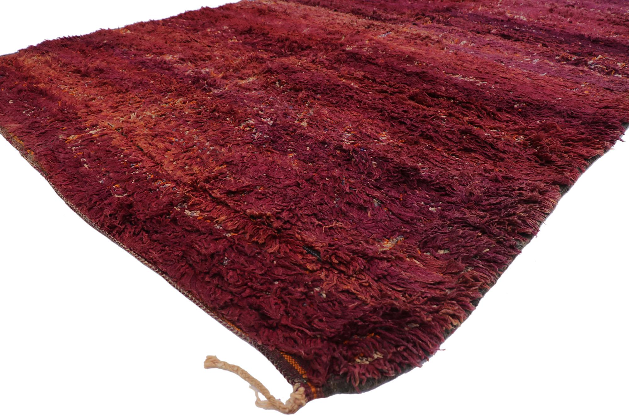 21328 Vintage Beni M'Guild Marokkanischer Teppich, 07'00 x 11'04. Dieser handgeknüpfte marokkanische Beni M'Guild-Teppich aus Wolle ist eine atemberaubende Darstellung des reichen kulturellen Erbes der Berber und fängt die Essenz ihrer