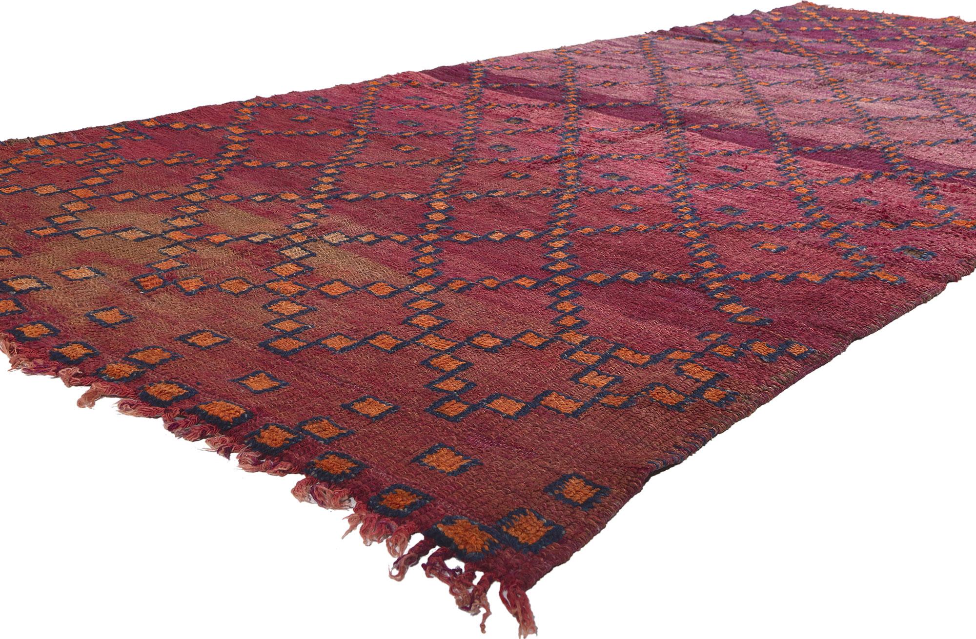 21267 Tapis marocain Beni MGuild Vintage Purple, 05'03 x 11'10. Nichées dans l'étreinte enchanteresse des montagnes de l'Atlas marocain, les mains habiles des femmes berbères de la tribu des Ait M'Guild tissent des histoires captivantes à travers