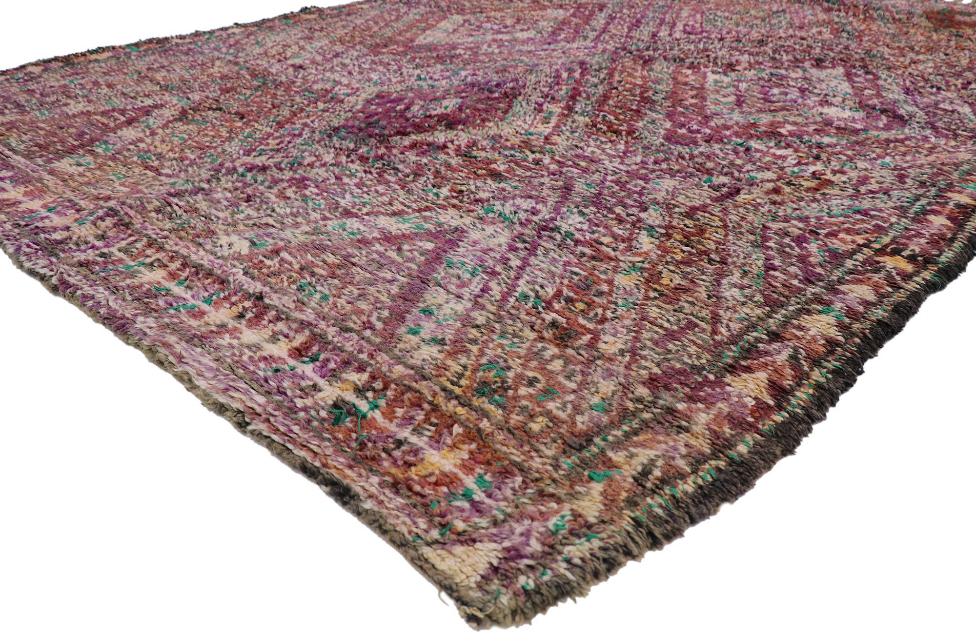 21222 Vintage Berber Beni M'Guild Marokkanischer Teppich mit Bohemian Style 06'10 x 10'08. Dieser handgeknüpfte marokkanische Beni M'Guild-Teppich aus alter Berberwolle besticht durch sein kühnes, ausdrucksstarkes Design, seine unglaublichen Details