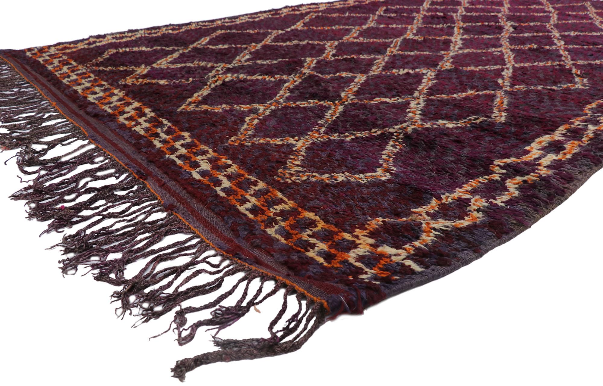 21515 Vintage Berber Beni M'Guild Marokkanischer Teppich mit böhmischem Stil 07'00 x 11'03. Dieser handgeknüpfte marokkanische Berberteppich Beni M'Guild aus Wolle mit seinem ausdrucksstarken Stammesmuster, seinen unglaublichen Details und seiner