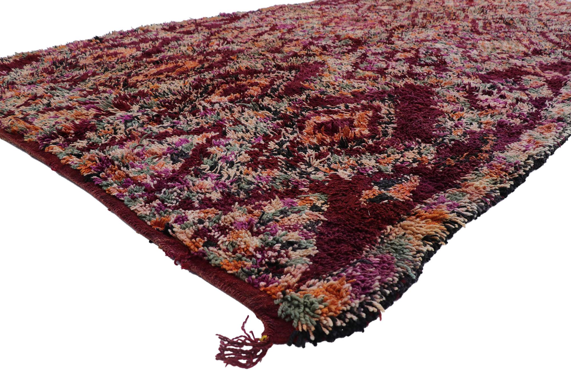 21224 Vintage Berber Beni M'Guild Marokkanischer Teppich mit böhmischem Stil 07'00 x 13'05. Dieser handgeknüpfte marokkanische Beni M'Guild-Teppich aus alter Berberwolle besticht durch sein kühnes, ausdrucksstarkes Design, seine unglaublichen