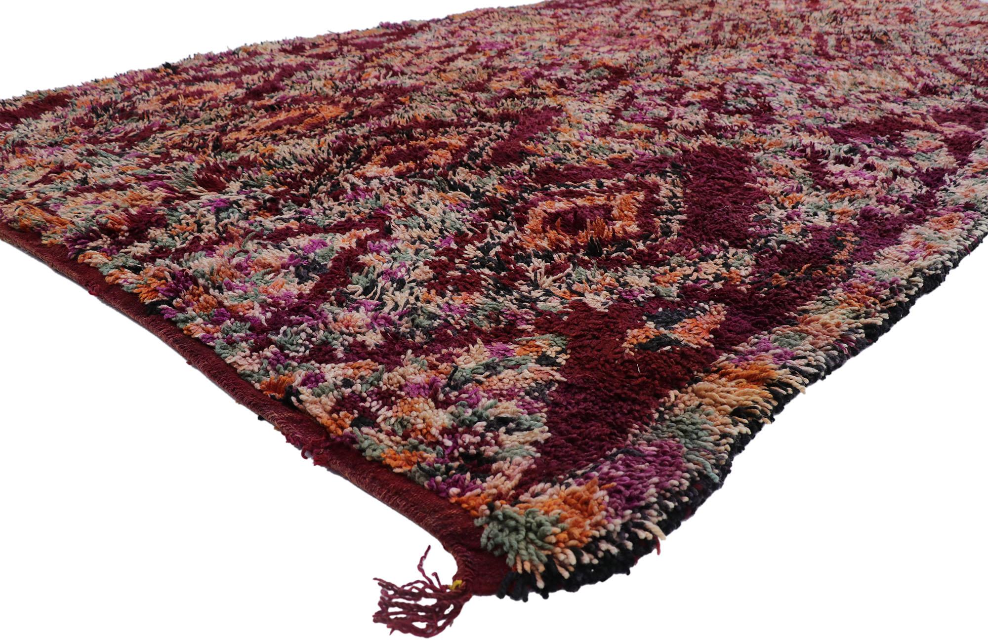 21224 Vintage Berber Beni M'Guild Moroccan Rug with Bohemian Style 07'00 x 13'05. Avec son design expressif et audacieux, ses détails et sa texture incroyables, ce tapis berbère vintage Beni M'Guild en laine nouée à la main est une vision captivante
