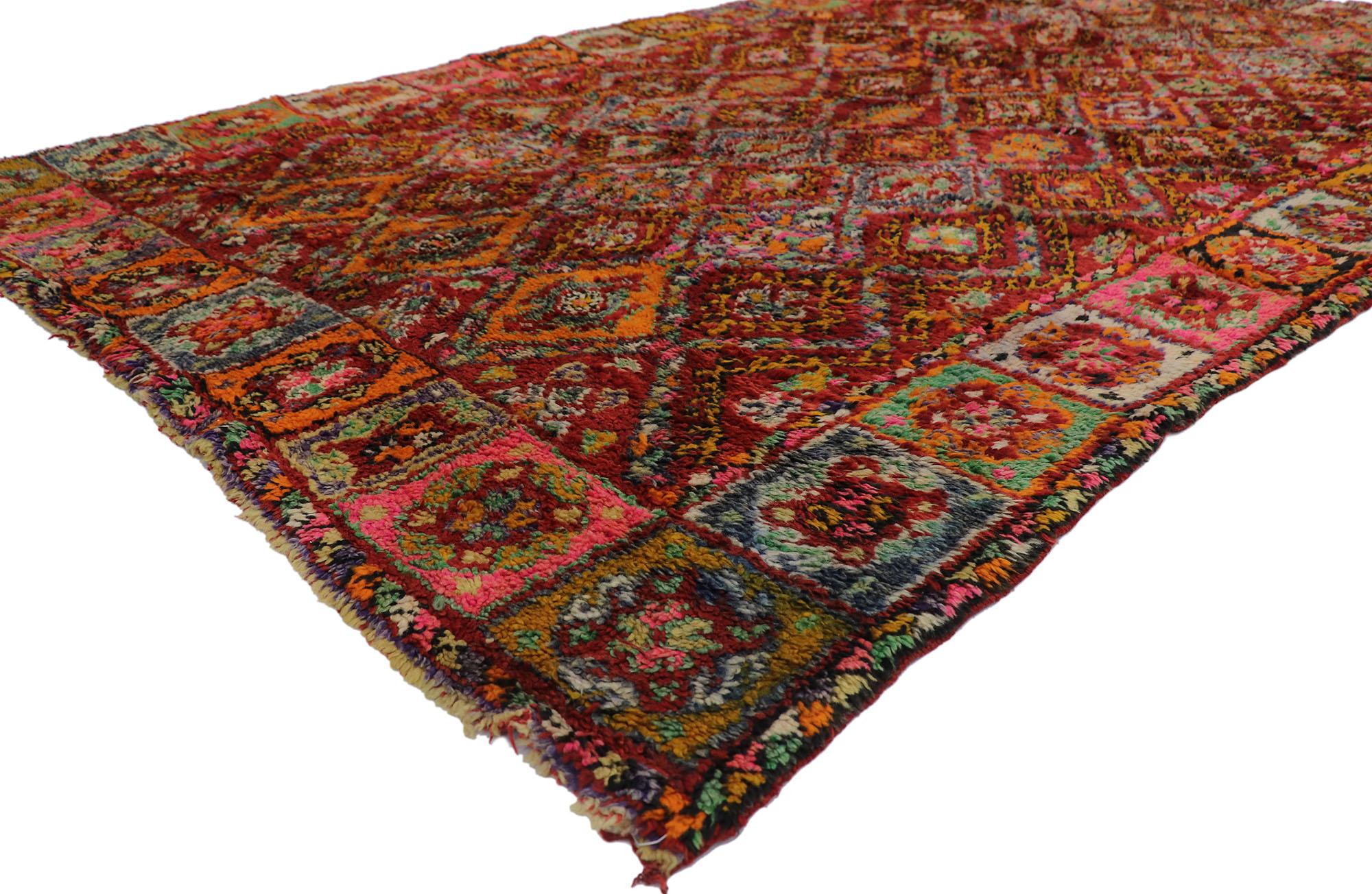 21491 Vintage Berber Marokko Teppich mit Bohemian Style 05'10 x 09'10. Dieser handgeknüpfte marokkanische Beni M'Guild-Teppich aus alter Berberwolle besticht durch sein kühnes, ausdrucksstarkes Design, seine unglaublichen Details und seine Struktur.