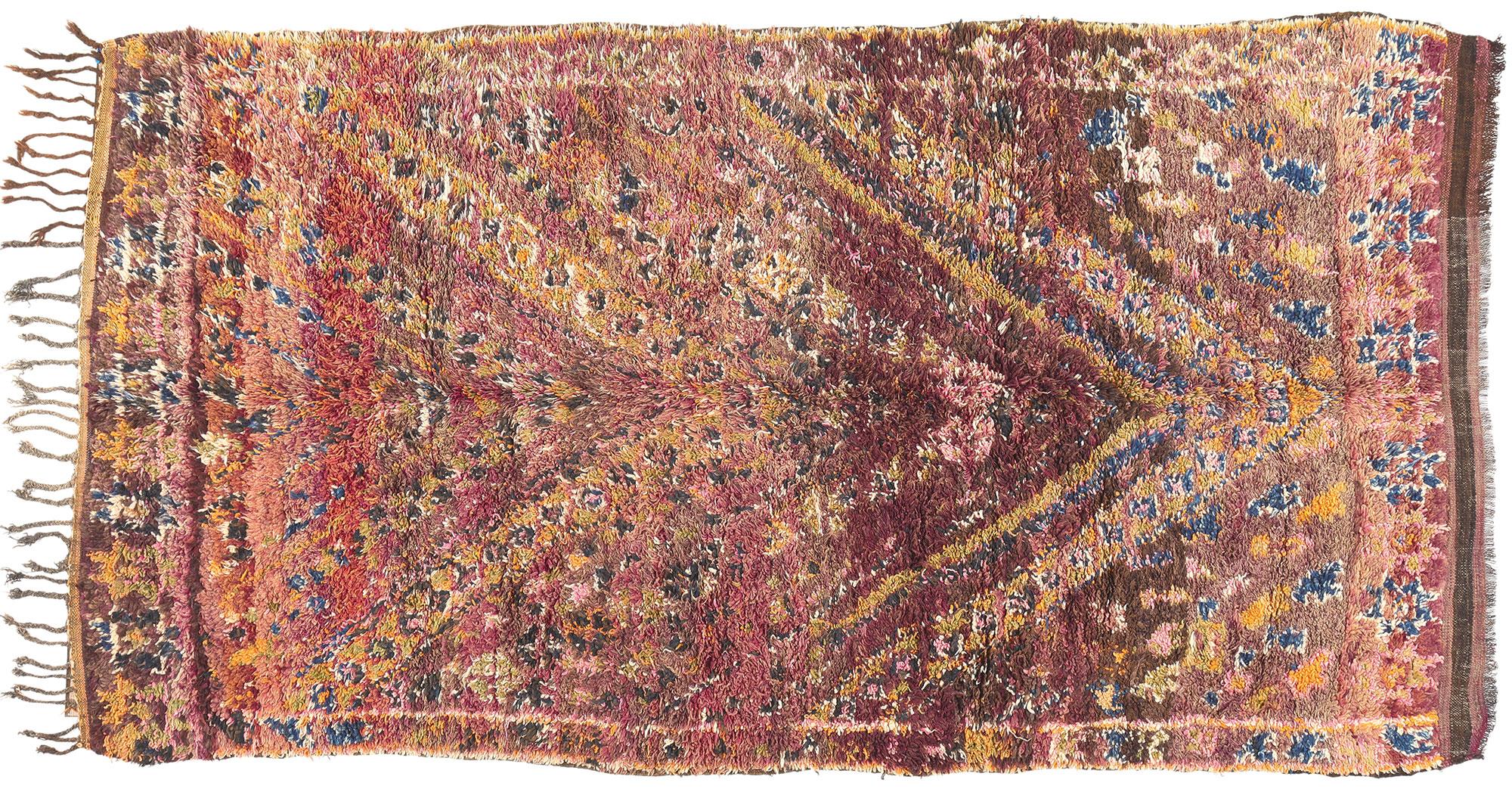 Marokkanischer Beni MGuild Vintage-Teppich in Violett, Boho Chic Meets Midcentury Modern, Vintage im Angebot 3