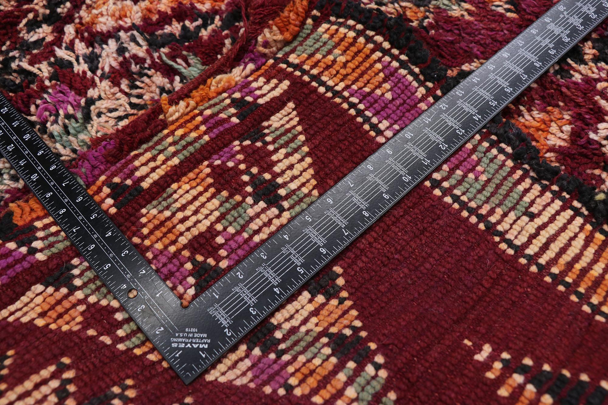 Noué à la main Tapis marocain vintage de la guilde Beni M'Guild berbère avec style bohème en vente