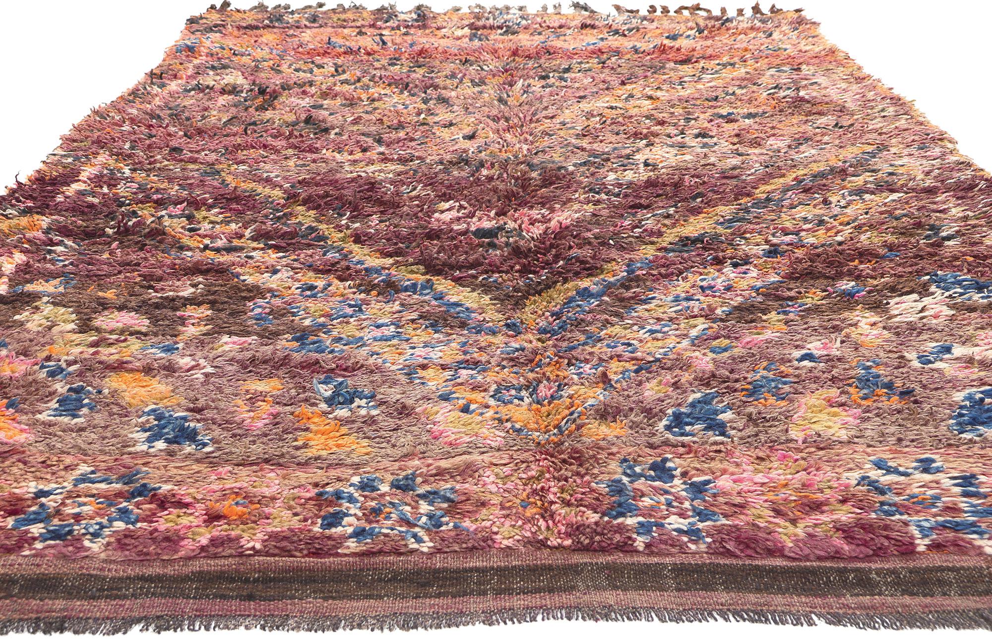 Marokkanischer Beni MGuild Vintage-Teppich in Violett, Boho Chic Meets Midcentury Modern, Vintage (Böhmisch) im Angebot
