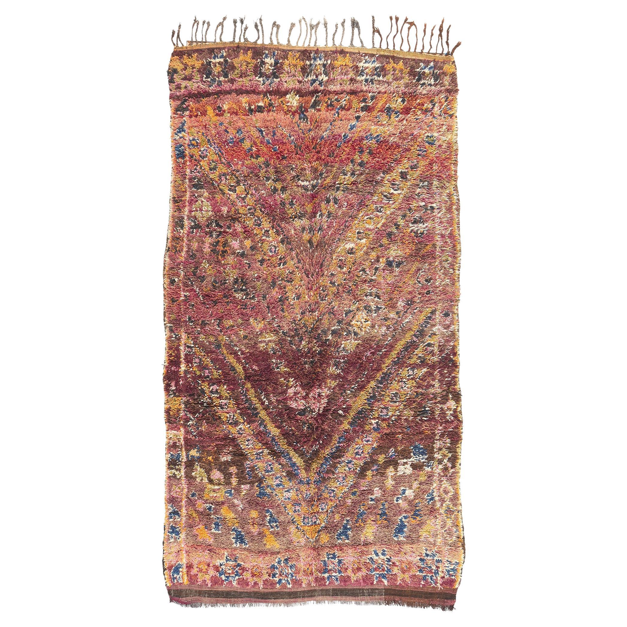 Marokkanischer Beni MGuild Vintage-Teppich in Violett, Boho Chic Meets Midcentury Modern, Vintage im Angebot