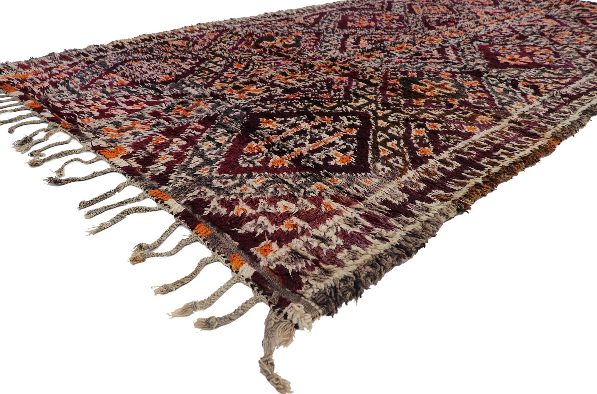 21304 Vintage Berber Beni M'Guild Marokkanischer Teppich mit Bohemian Tribal Style 05'10 x 11'07. Dieser handgeknüpfte marokkanische Beni M'Guild-Teppich aus alter Berberwolle besticht durch sein kühnes, ausdrucksstarkes Design, seine unglaublichen