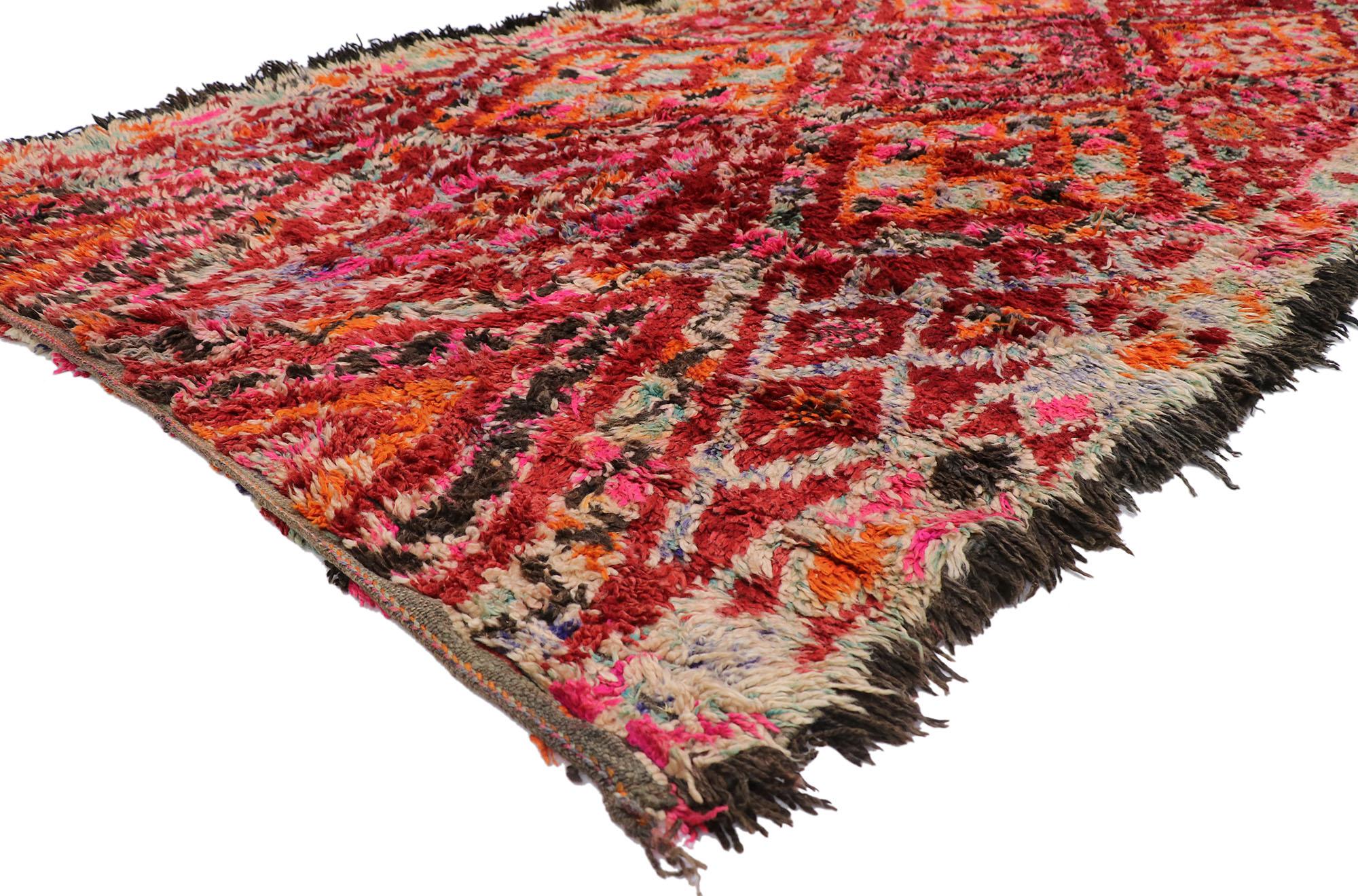 21275, tapis marocain berbère Beni M'Guild vintage de style Boho Chic Tribal. Ce tapis berbère vintage Beni M'Guild en laine nouée à la main est une vision captivante de la beauté du tissage. Il présente un design expressif et audacieux, des détails