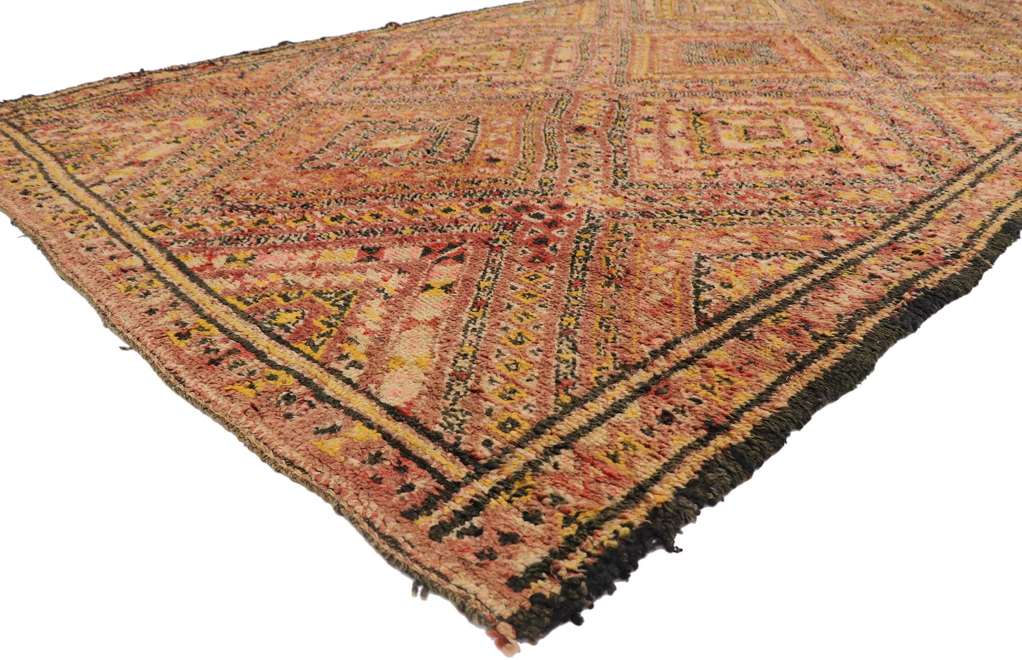 21277 Vintage Berber Beni M'Guild Marokkanischer Teppich mit Mid-Century Modern Style 06'11 x 11'10. Dieser handgeknüpfte marokkanische Beni M'Guild-Teppich aus alter Berberwolle besticht durch sein kühnes, ausdrucksstarkes Design, seine