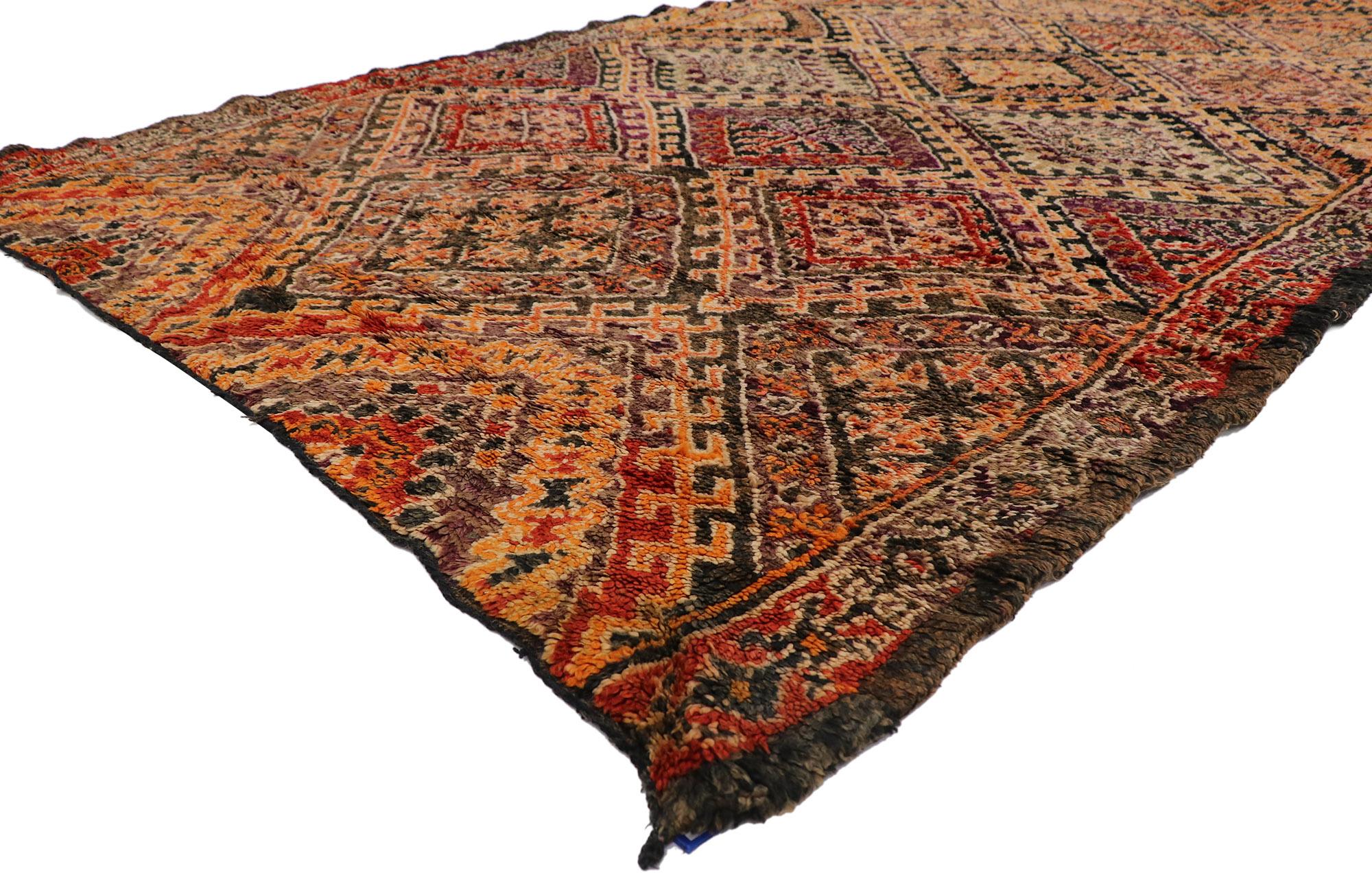 21287 Alfombra marroquí bereber Beni M'Guild vintage de estilo moderno de mediados de siglo 06'08 x 12'07. Esta alfombra marroquí Beni M'Guild vintage de lana anudada a mano, con un atrevido diseño expresivo, increíbles detalles y textura, es una