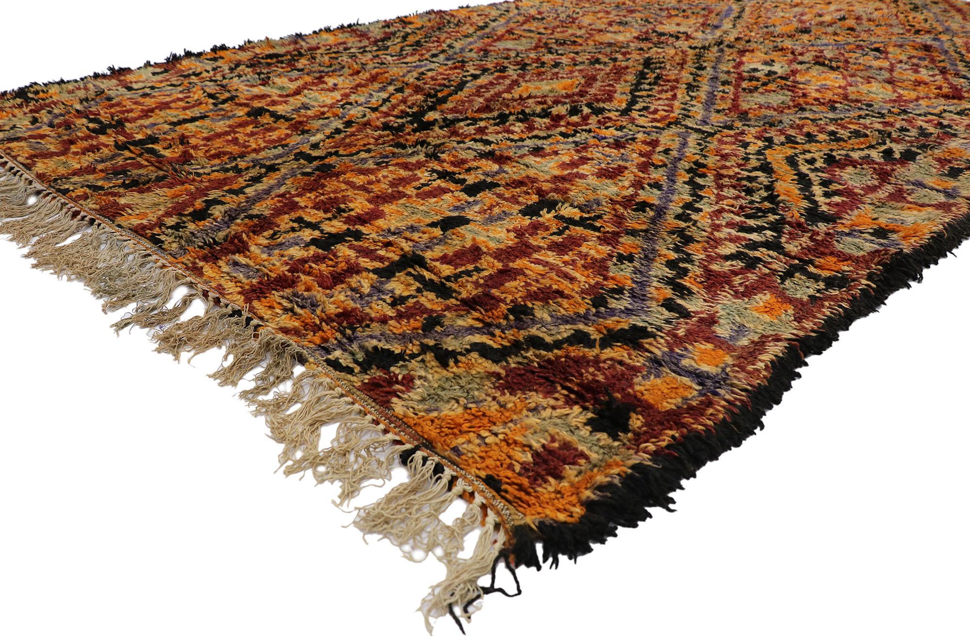 21339 Vintage Berber Beni M'Guild Marokkanischer Teppich mit Mid-Century Modern Style 06'11 x 13'00. Dieser handgeknüpfte marokkanische Beni M'Guild-Teppich aus alter Berberwolle besticht durch sein kühnes, ausdrucksstarkes Design, seine