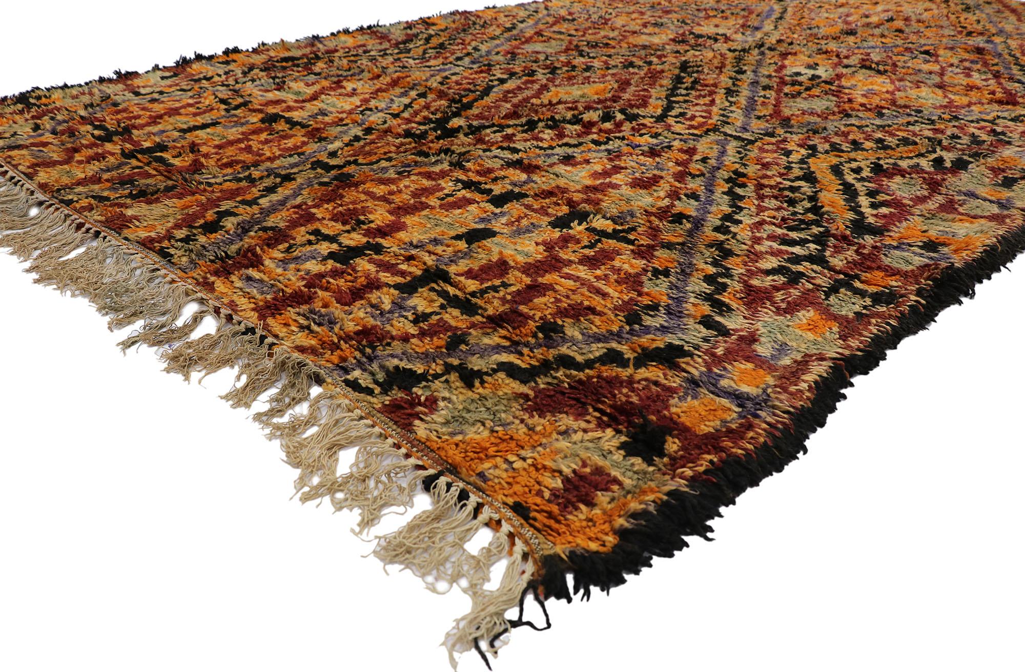 21339 Vintage Berber Beni M'Guild Marokkanischer Teppich mit Mid-Century Modern Style 06'11 x 13'00. Dieser handgeknüpfte marokkanische Berberteppich Beni M'Guild aus Wolle mit seinem kühnen, ausdrucksstarken Design, seinen unglaublichen Details und