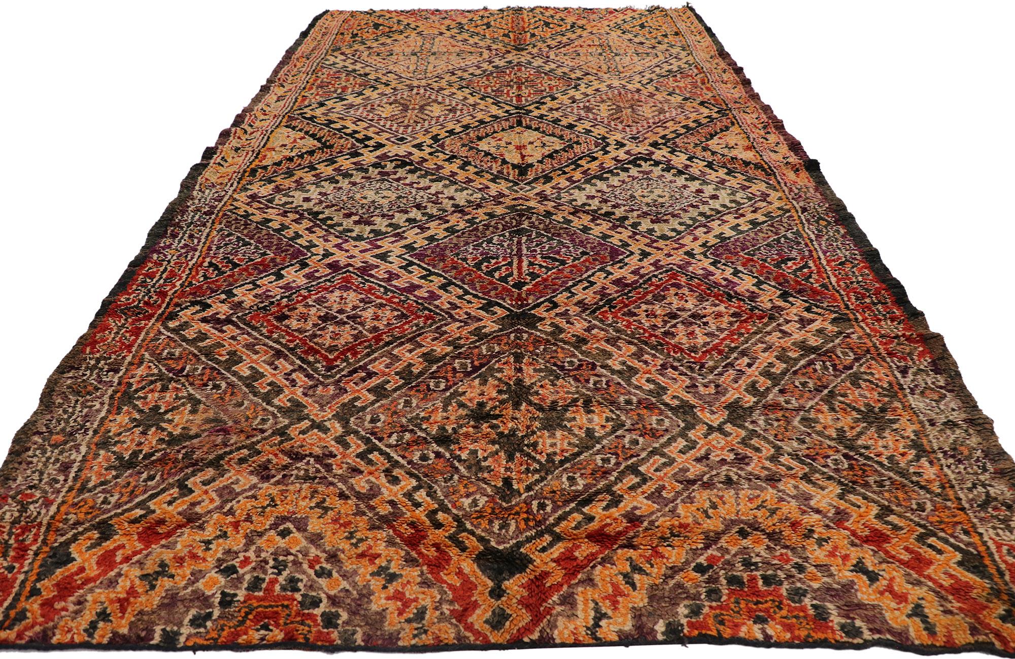 Alfombra marroquí bereber Beni M'Guild de los años 80 con estilo moderno Bohemio en venta