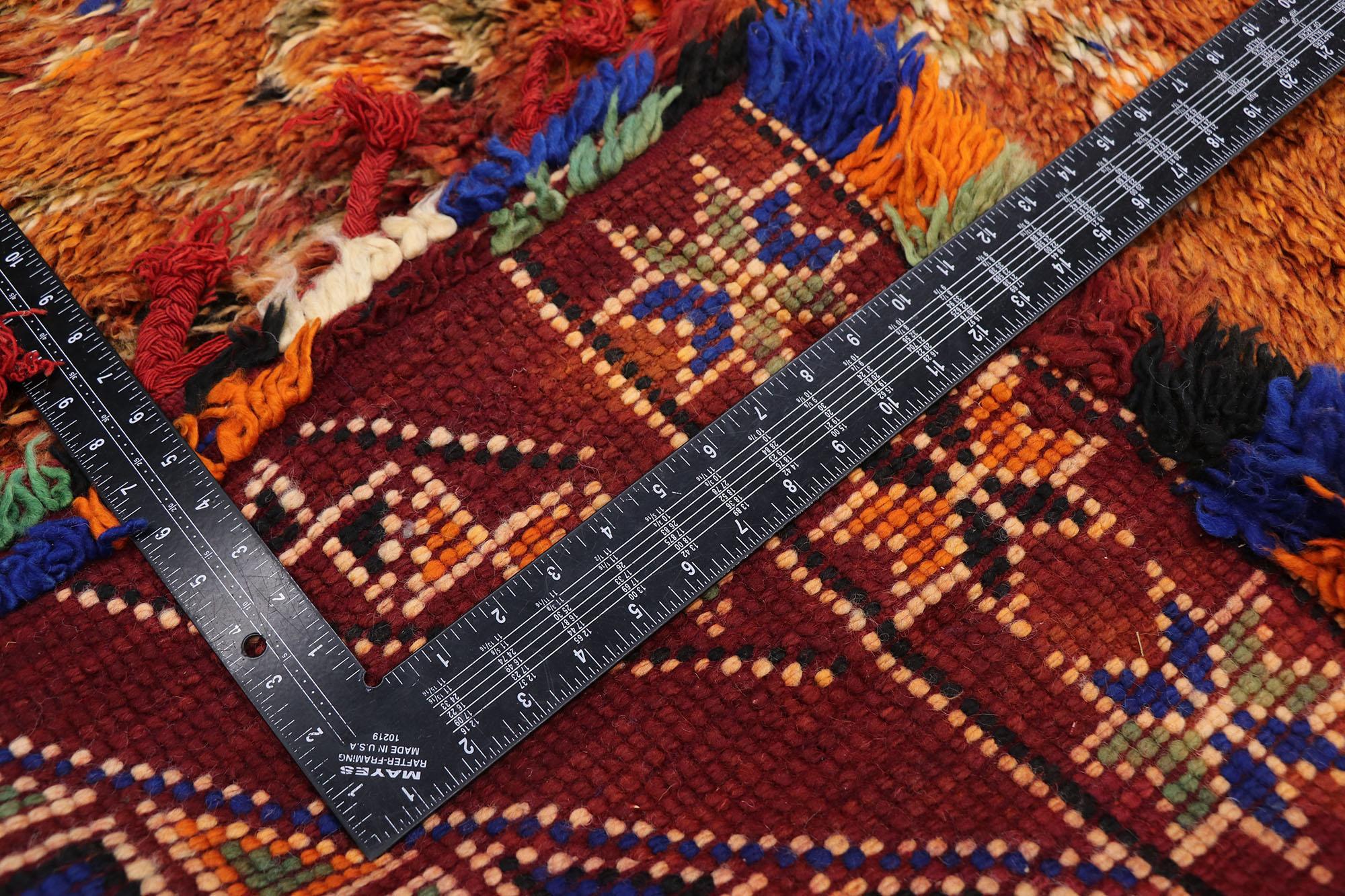 Vintage Berber Beni M'Guild Moroccan Rug with Mid-Century Modern Style In Good Condition For Sale In Dallas, TX