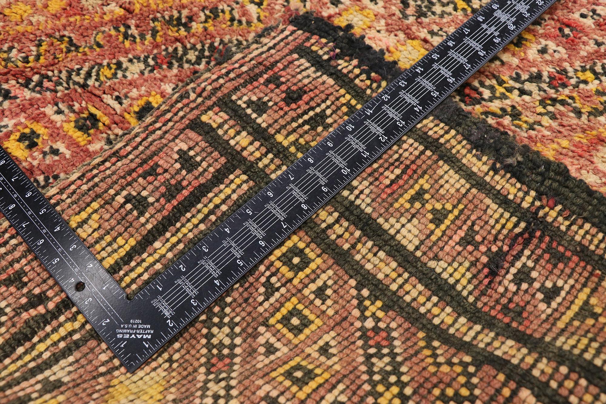 Annodato a mano Tappeto berbero d'epoca Beni M'Guild marocchino con stile moderno di metà secolo in vendita