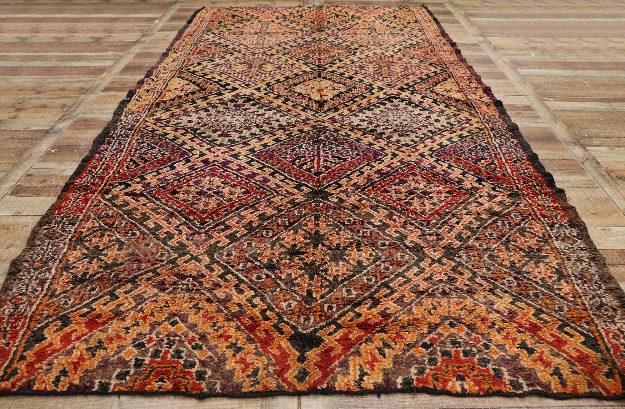 Alfombra marroquí bereber Beni M'Guild de los años 80 con estilo moderno siglo XX en venta