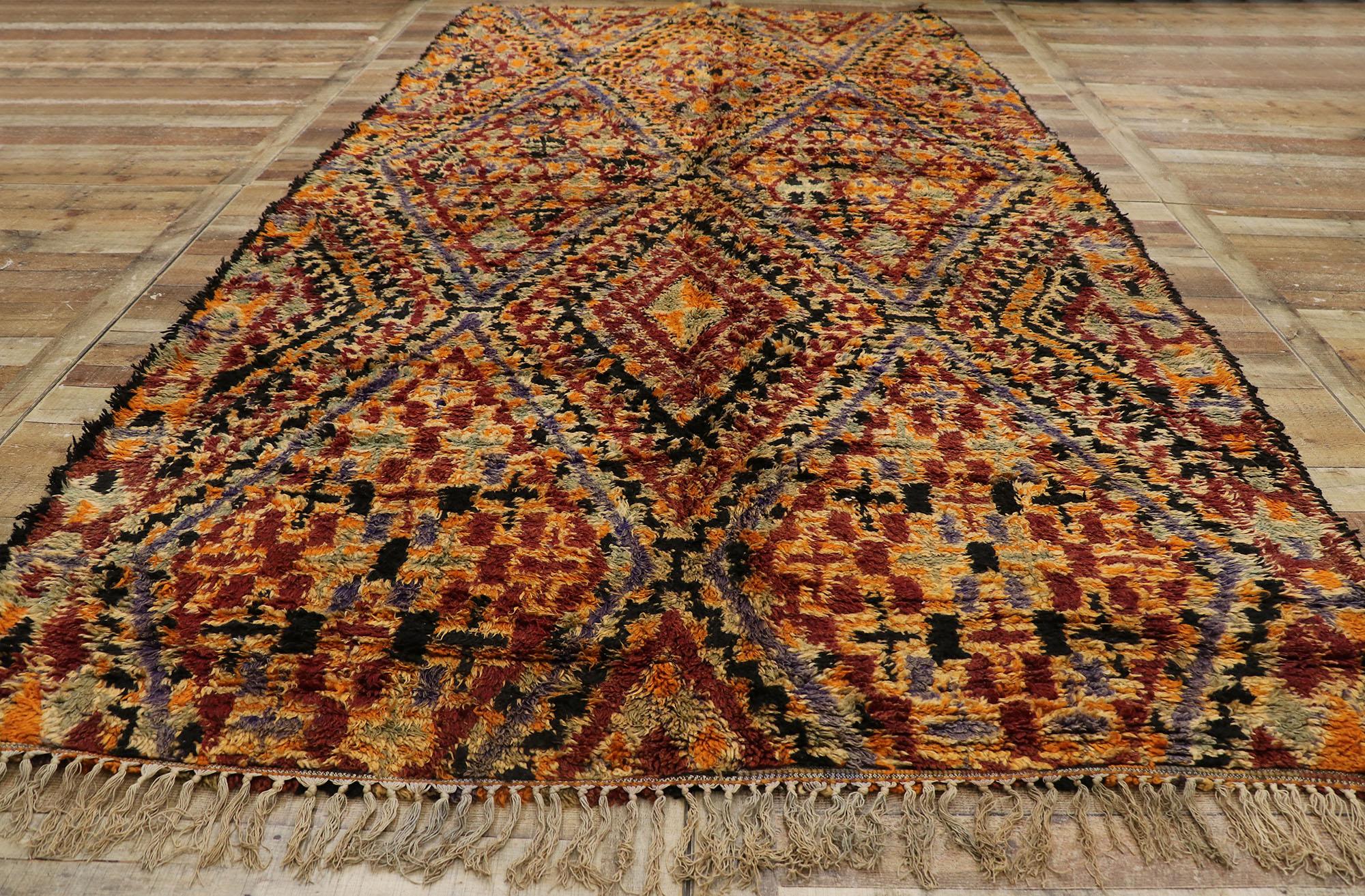 Marokkanischer Berber Beni M'Guild Vintage-Teppich mit modernem Mid-Century-Modern-Stil (Wolle) im Angebot