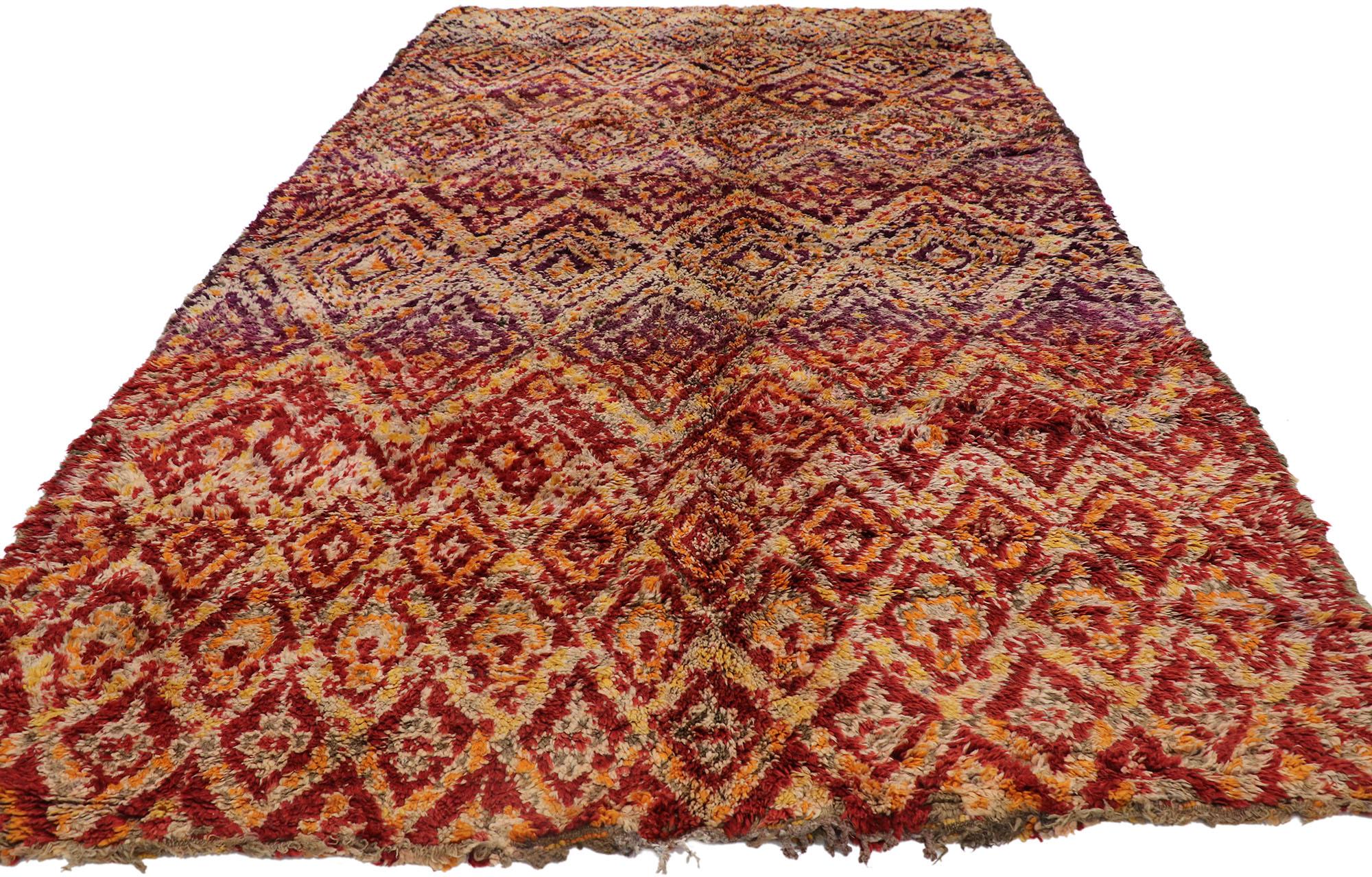 Marokkanischer Berber Beni M'Guild-Teppich im Vintage-Stil mit Stammeskunststil aus der Mitte des Jahrhunderts (Handgeknüpft) im Angebot