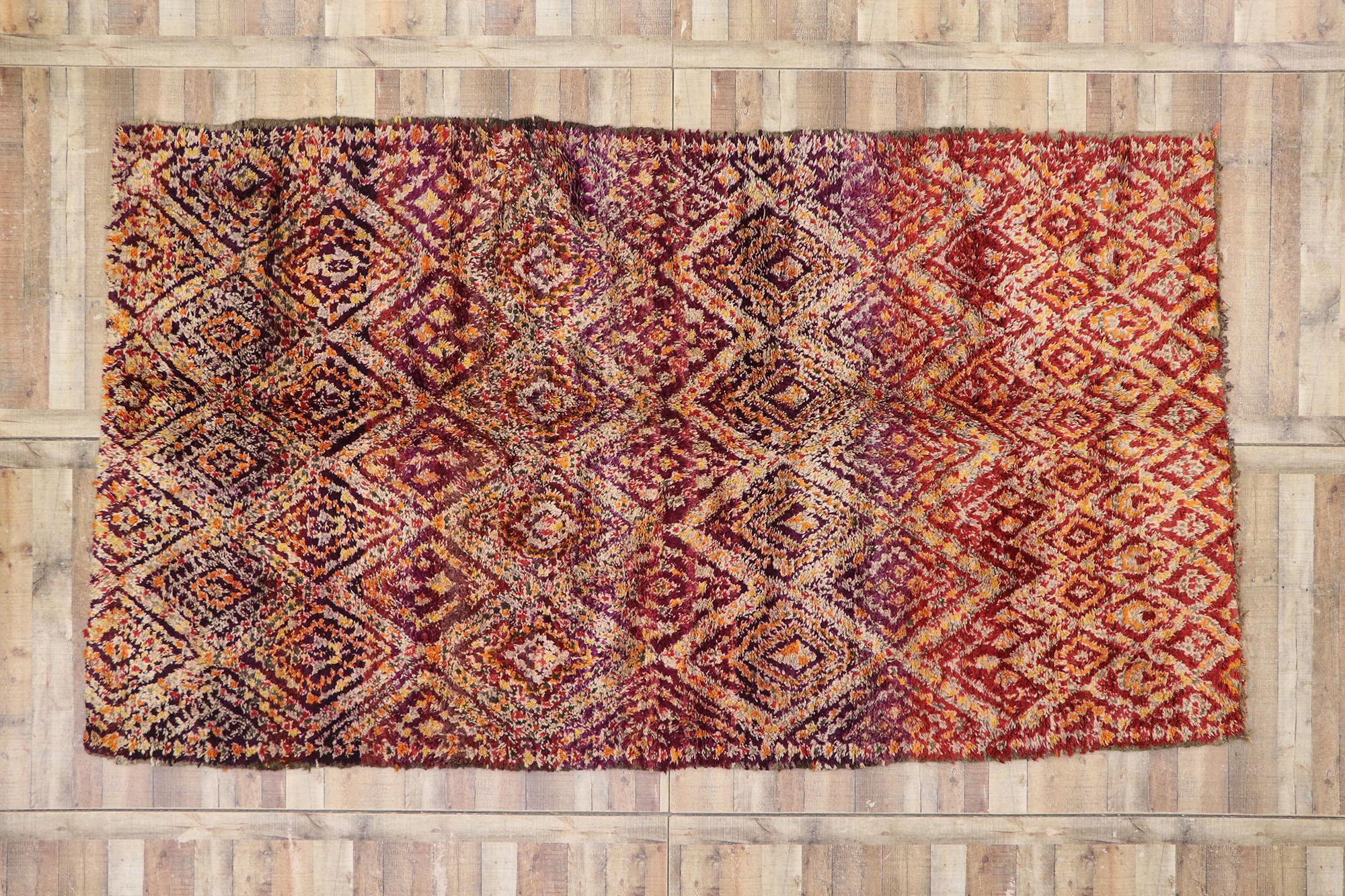 Marokkanischer Berber Beni M'Guild-Teppich im Vintage-Stil mit Stammeskunststil aus der Mitte des Jahrhunderts im Angebot 2