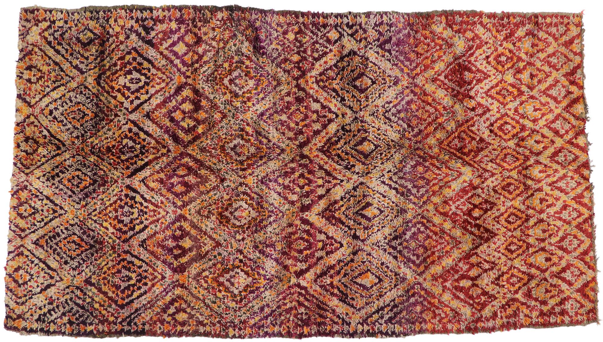 Marokkanischer Berber Beni M'Guild-Teppich im Vintage-Stil mit Stammeskunststil aus der Mitte des Jahrhunderts im Angebot 3